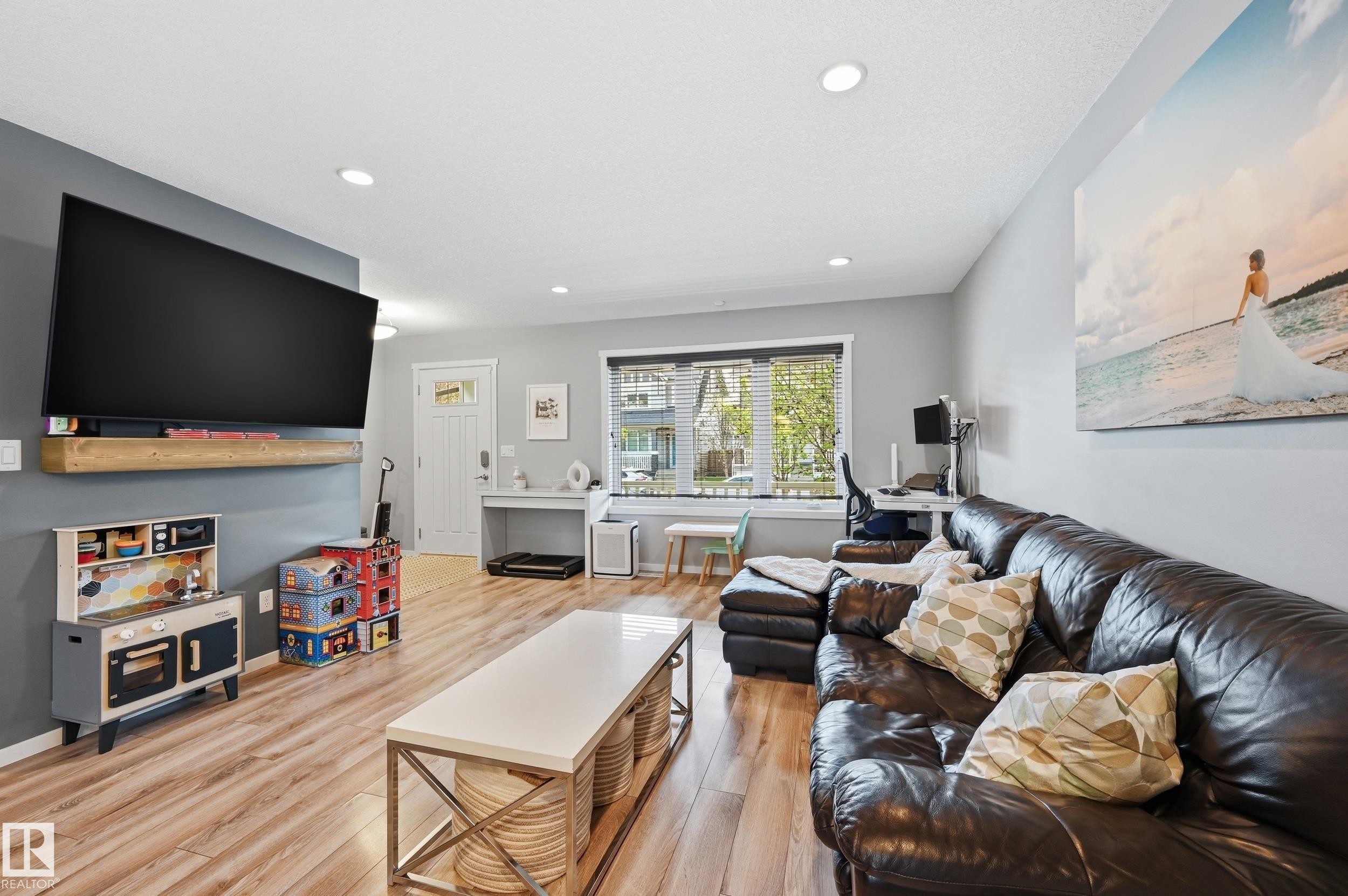 3457 Cutler Crescent Sw, Edmonton, AB - Indoor Photo Showing Living Room
