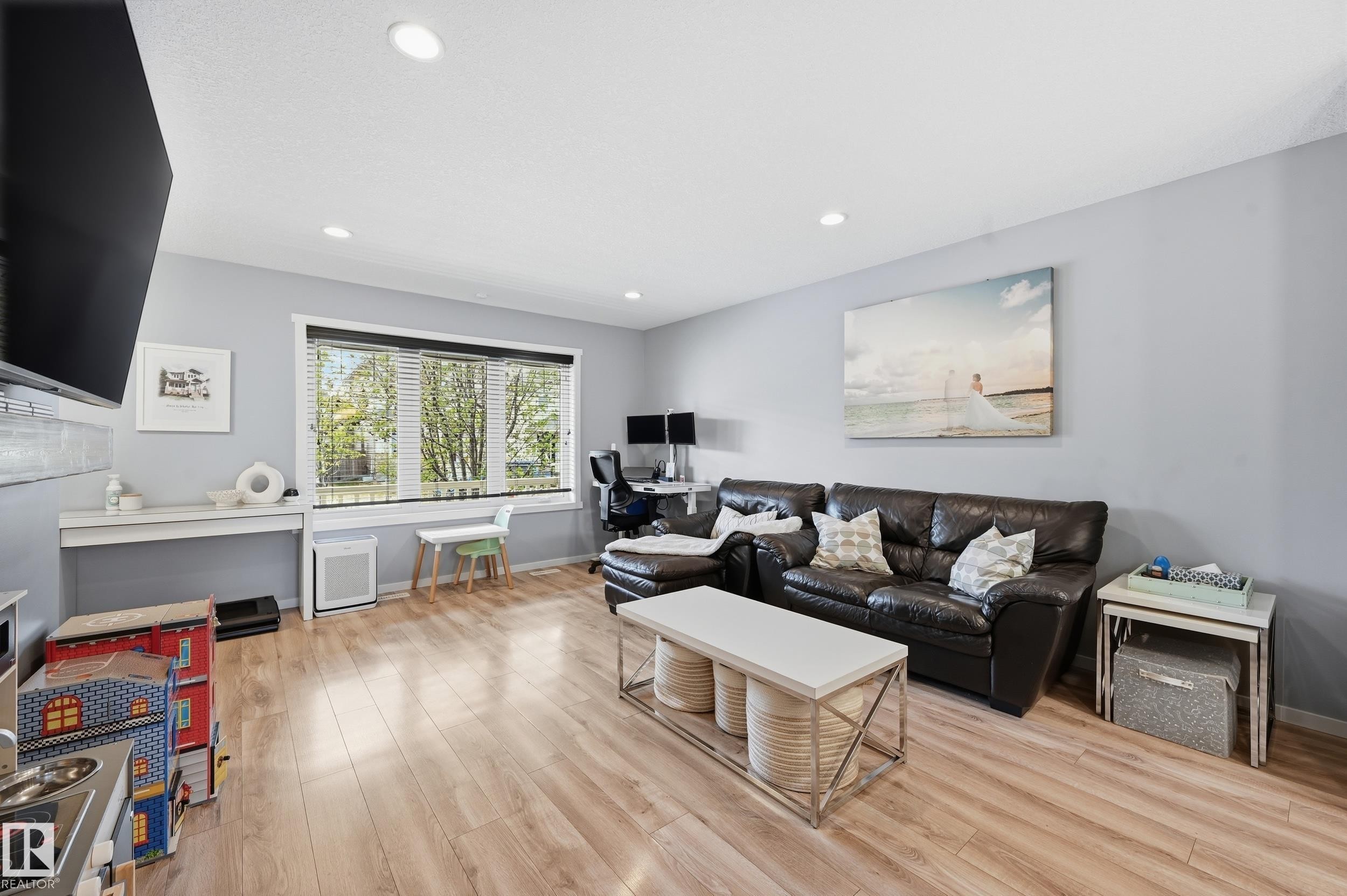 3457 Cutler Crescent Sw, Edmonton, AB - Indoor Photo Showing Living Room