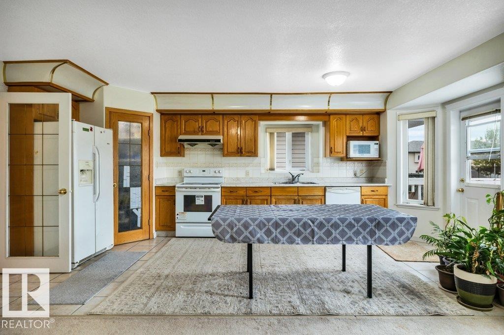 3135 34B Avenue Nw, Edmonton, AB - Indoor Photo Showing Kitchen