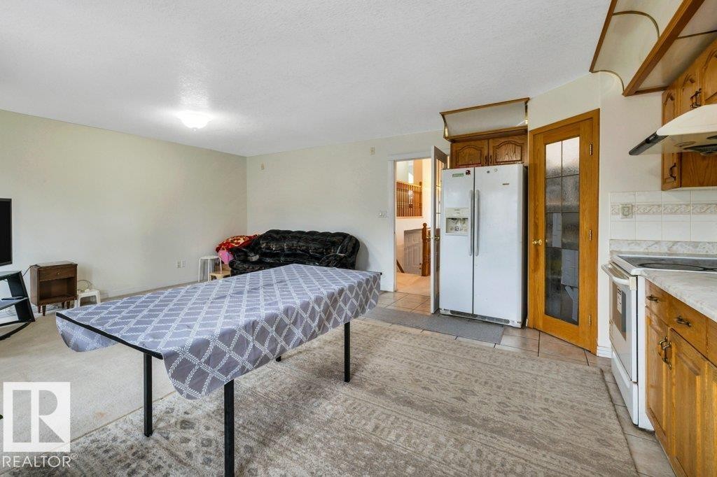 3135 34B Avenue Nw, Edmonton, AB - Indoor Photo Showing Kitchen With Double Sink