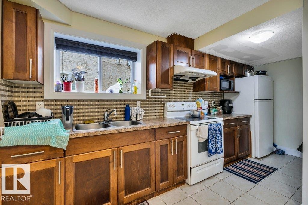 3135 34B Avenue Nw, Edmonton, AB - Indoor Photo Showing Kitchen With Double Sink