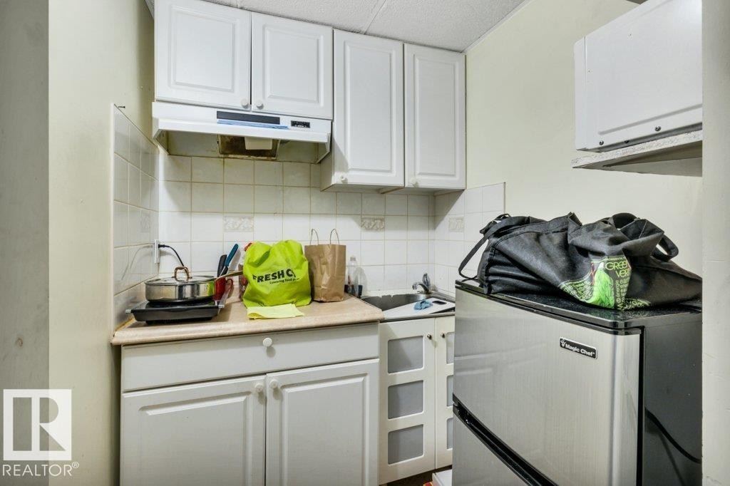 3135 34B Avenue Nw, Edmonton, AB - Indoor Photo Showing Kitchen