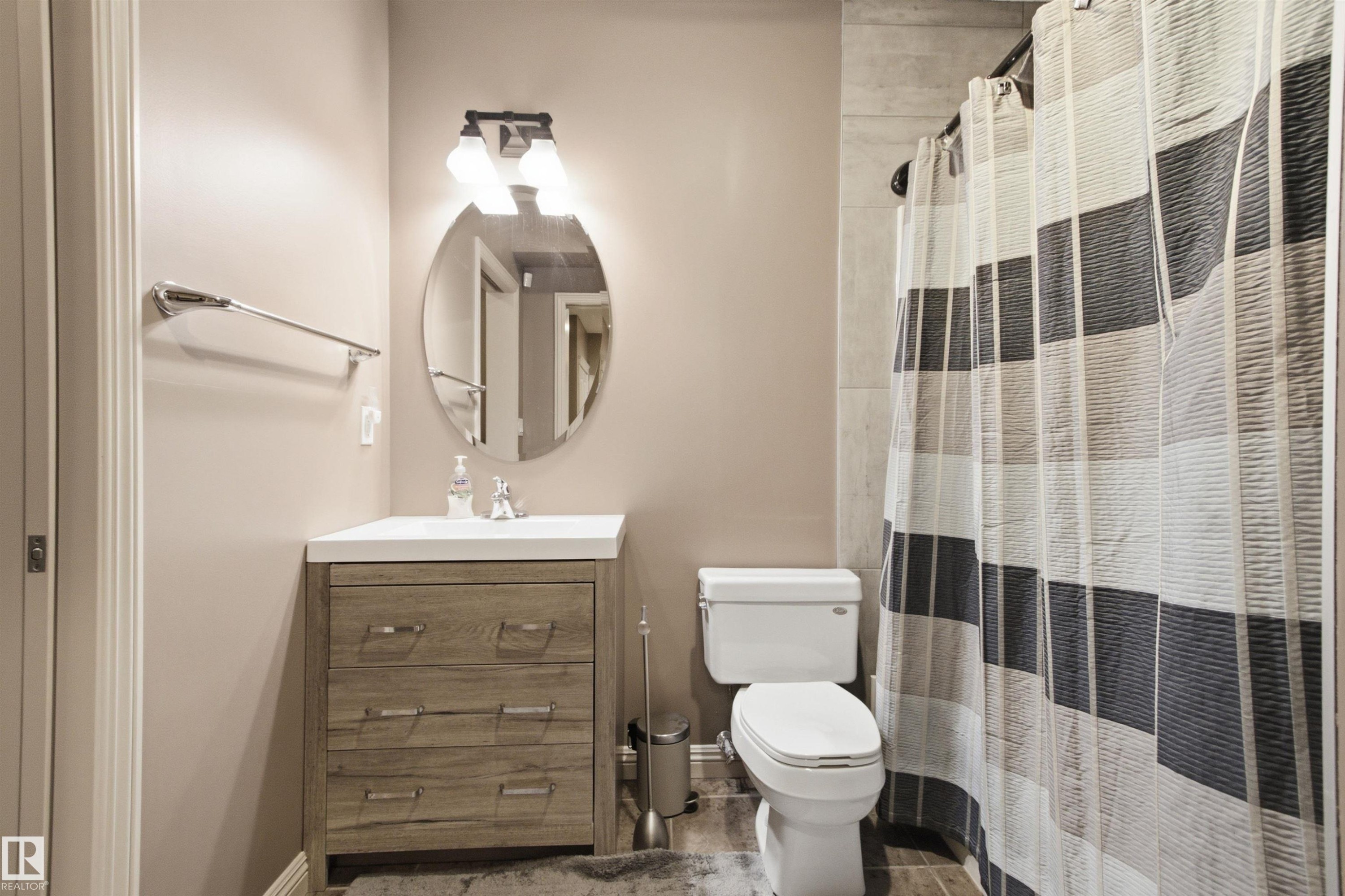 12429 17A Avenue Sw, Edmonton, AB - Indoor Photo Showing Bathroom