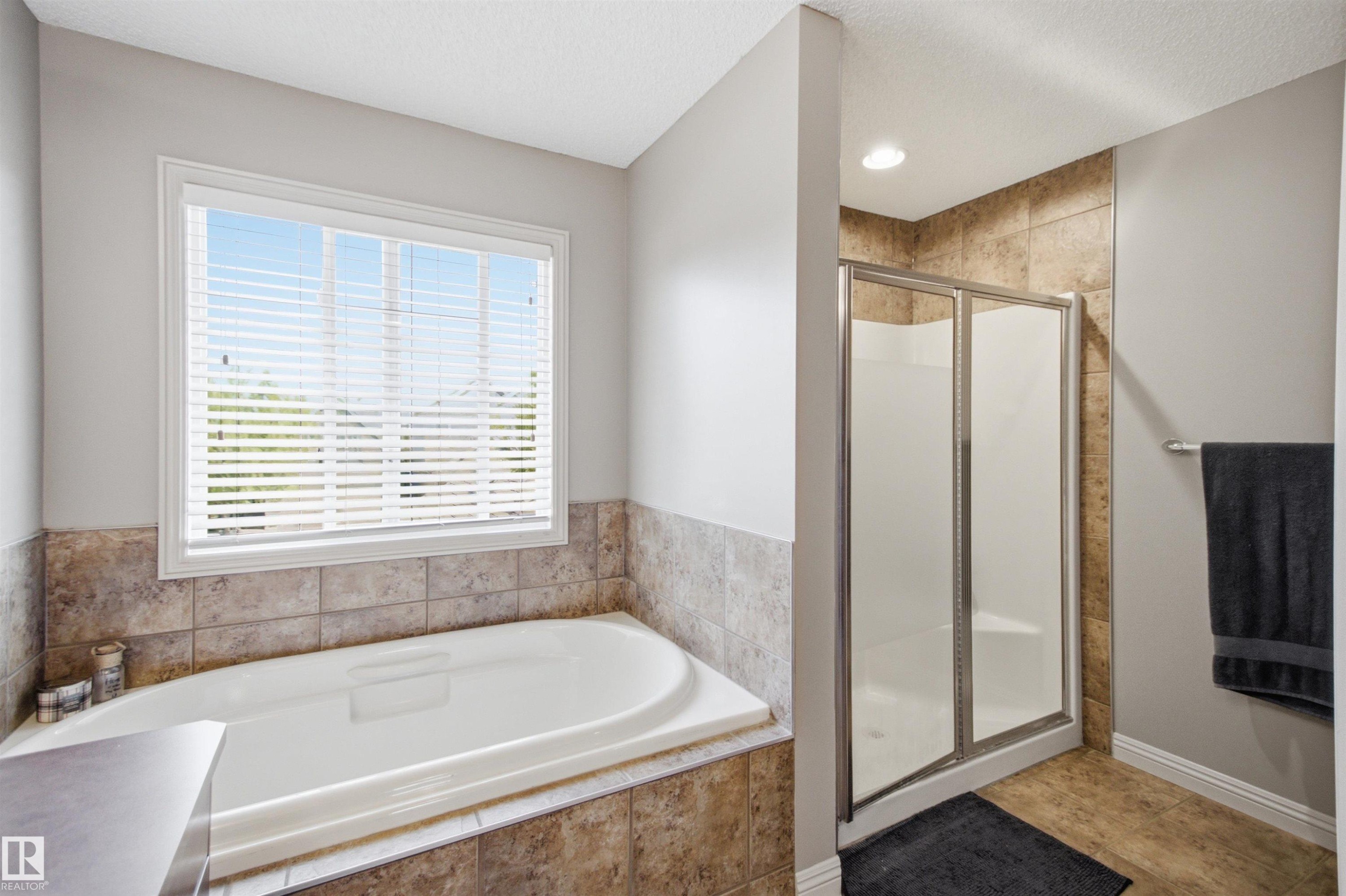 12429 17A Avenue Sw, Edmonton, AB - Indoor Photo Showing Bathroom
