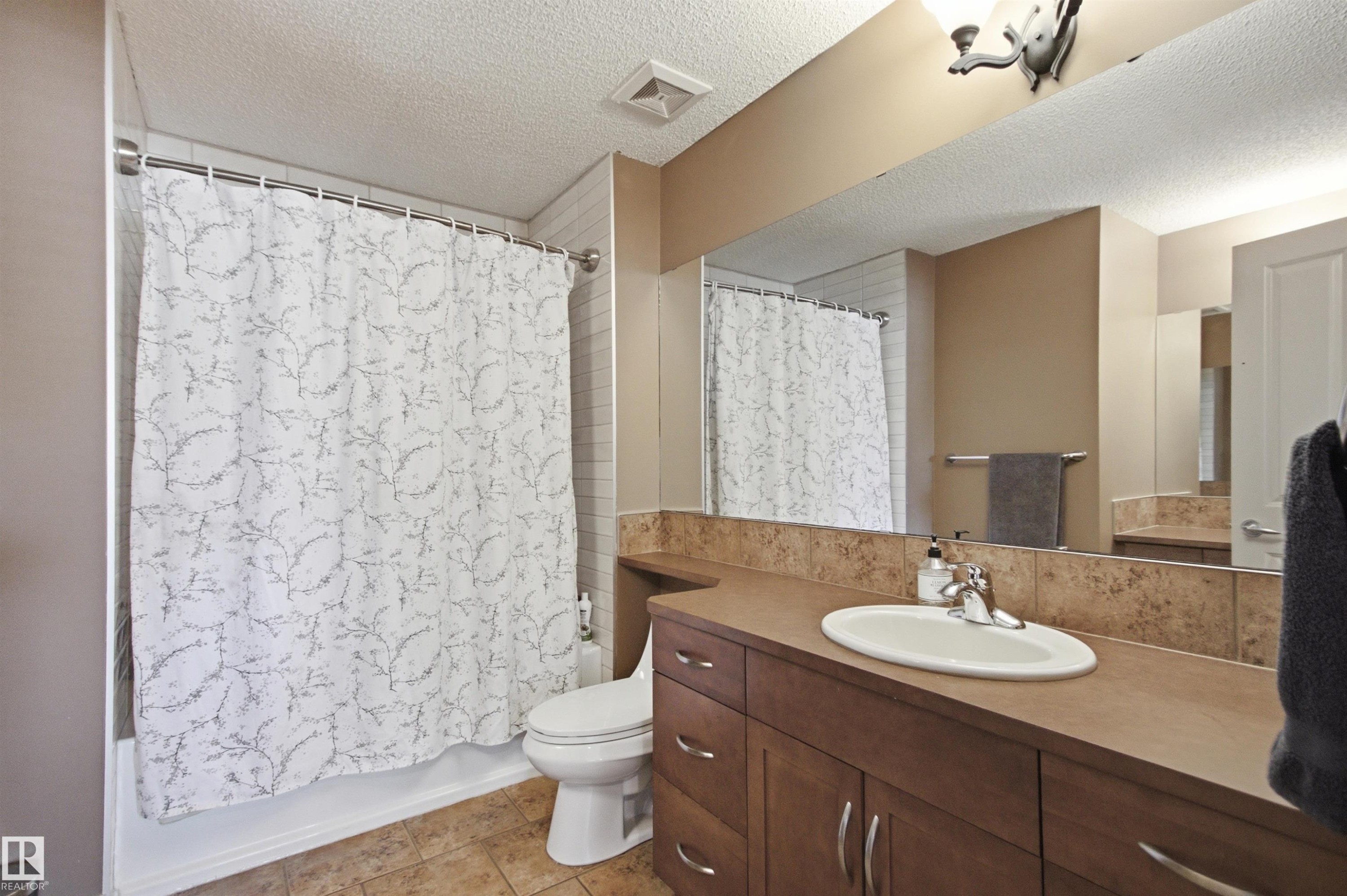 12429 17A Avenue Sw, Edmonton, AB - Indoor Photo Showing Bathroom