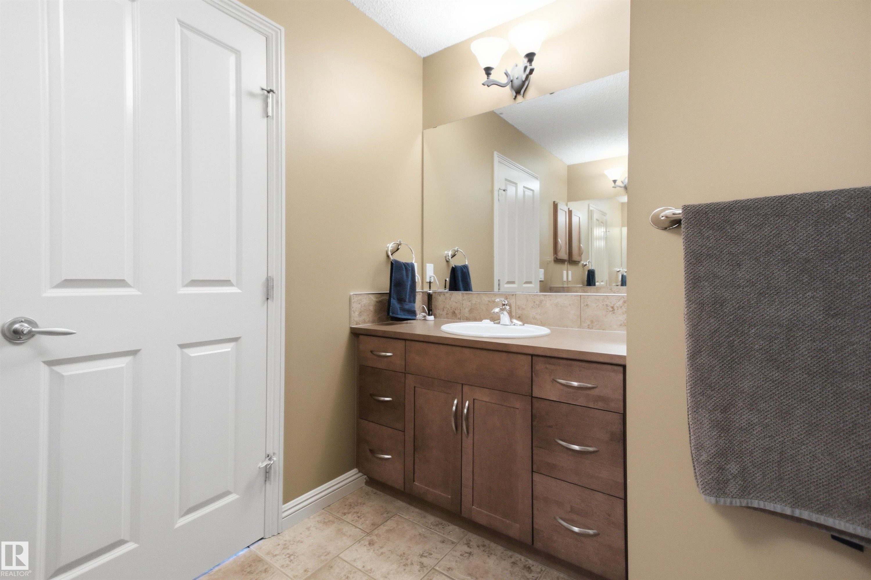 12429 17A Avenue Sw, Edmonton, AB - Indoor Photo Showing Bathroom