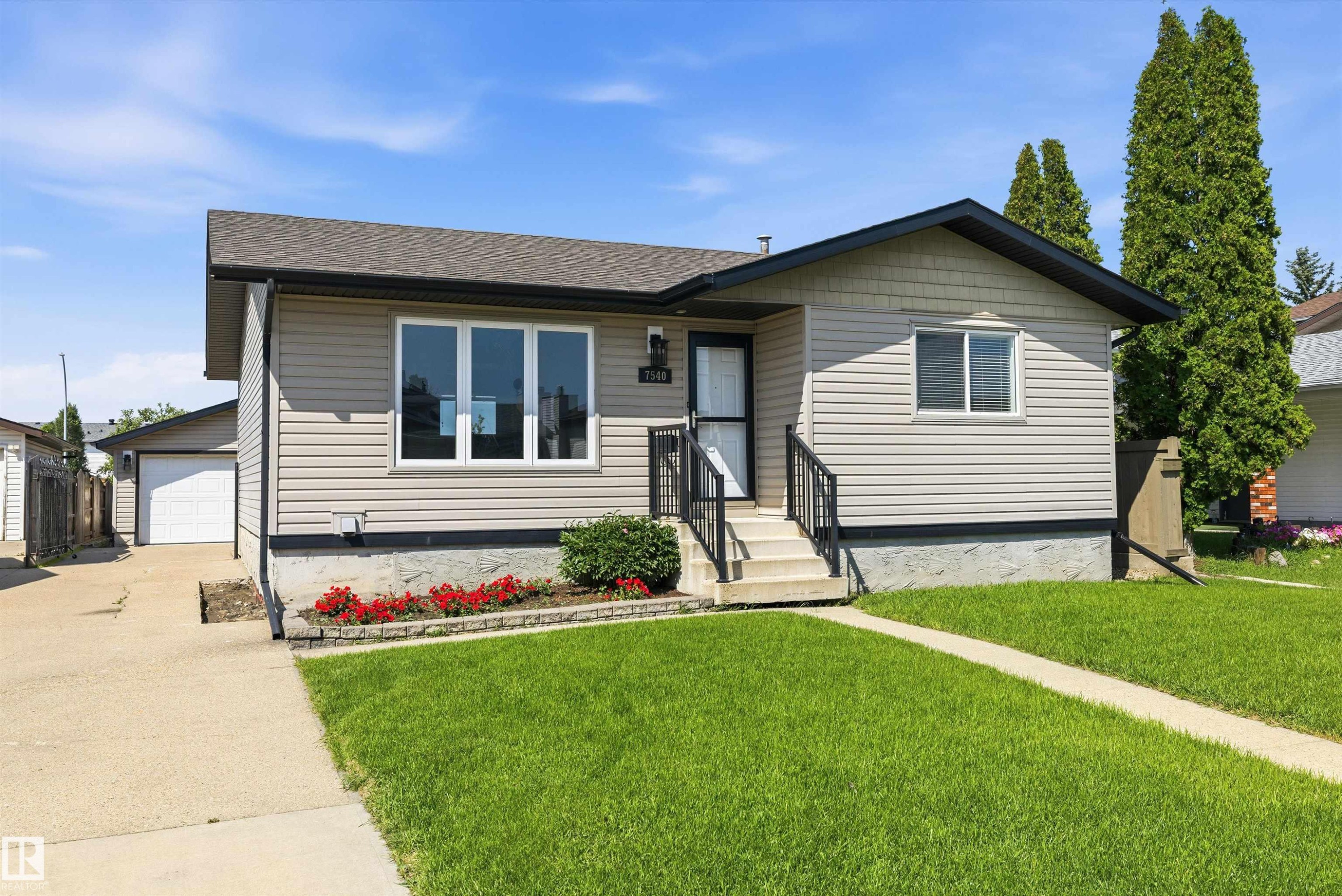 7540 152C Avenue Nw, Edmonton, AB - Outdoor