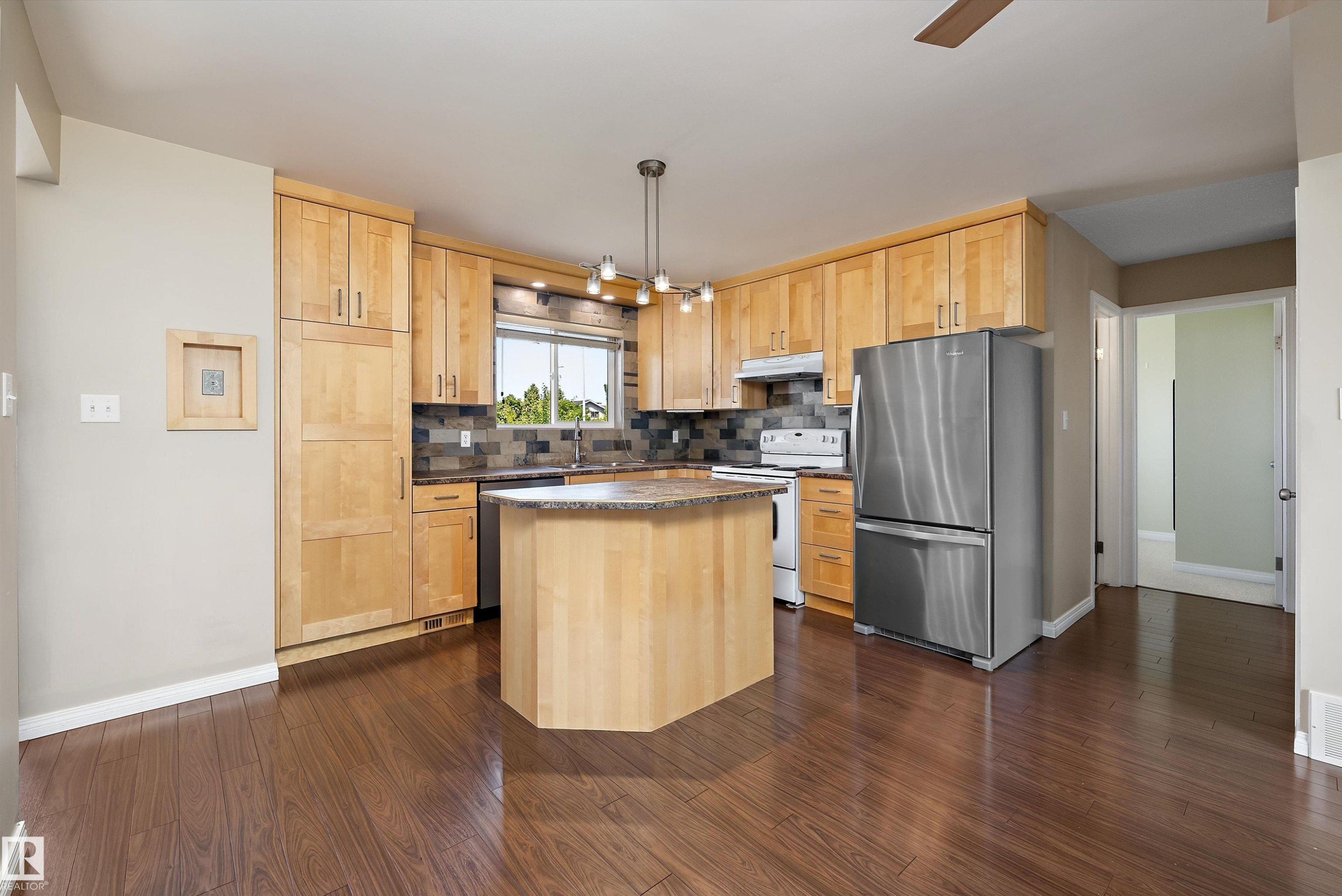 7540 152C Avenue Nw, Edmonton, AB - Indoor Photo Showing Kitchen