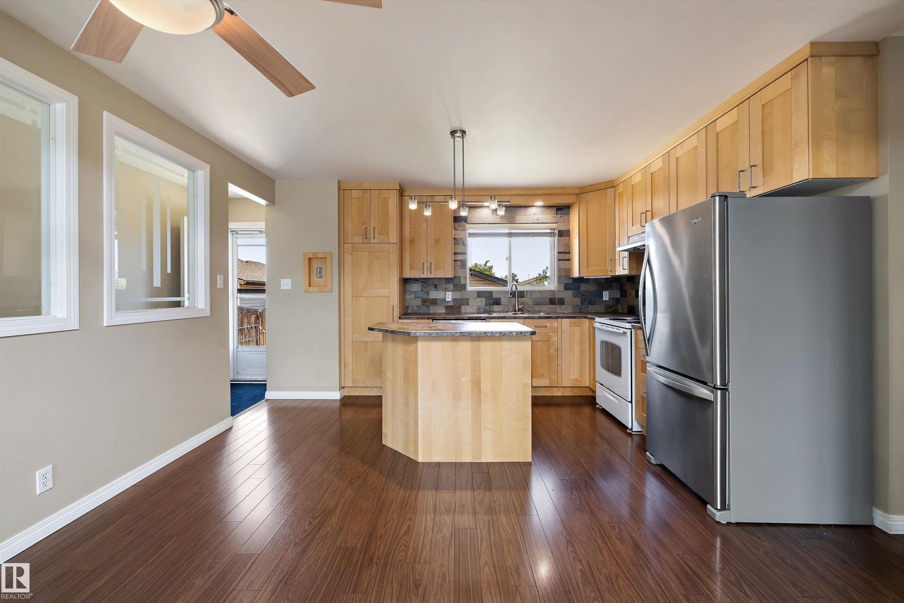 7540 152C Avenue Nw, Edmonton, AB - Indoor Photo Showing Kitchen