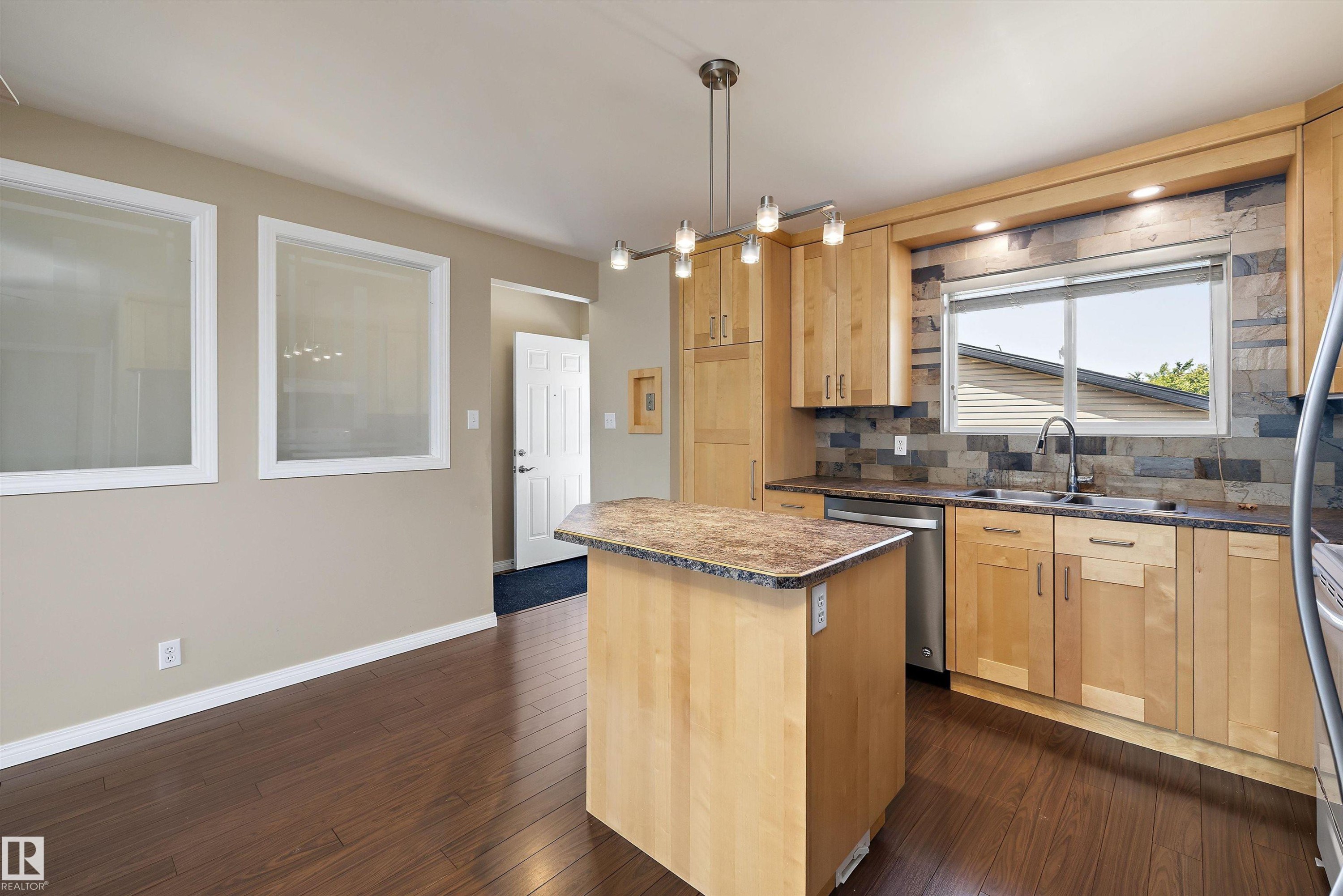 7540 152C Avenue Nw, Edmonton, AB - Indoor Photo Showing Kitchen With Double Sink