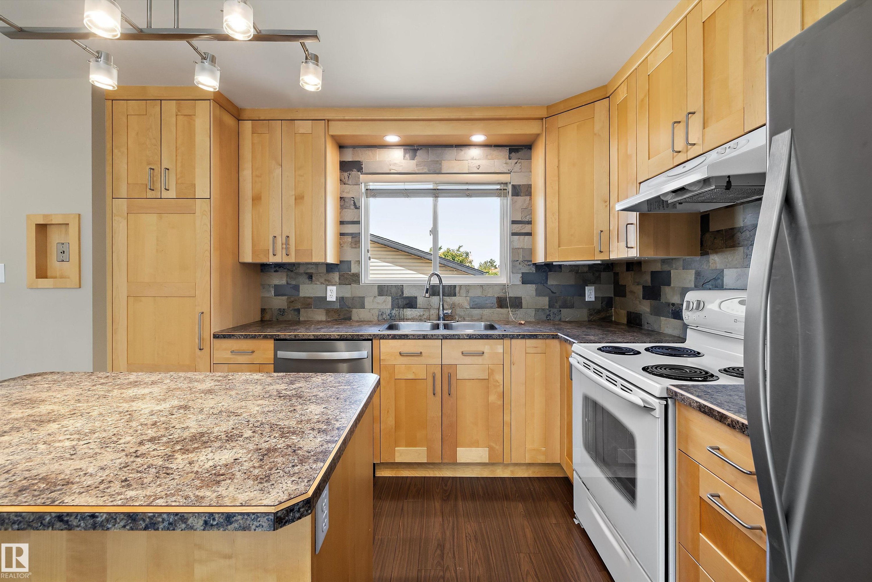 7540 152C Avenue Nw, Edmonton, AB - Indoor Photo Showing Kitchen With Double Sink