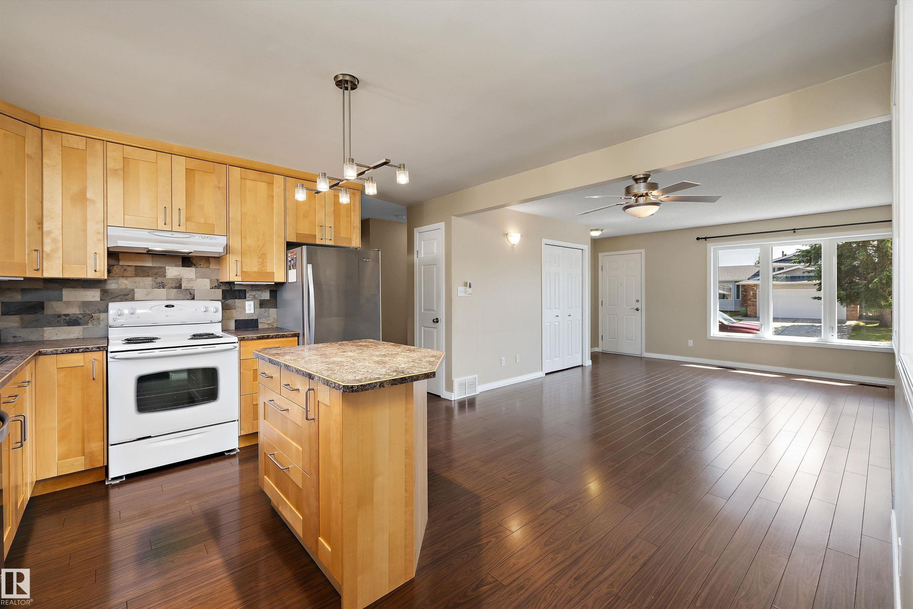 7540 152C Avenue Nw, Edmonton, AB - Indoor Photo Showing Kitchen