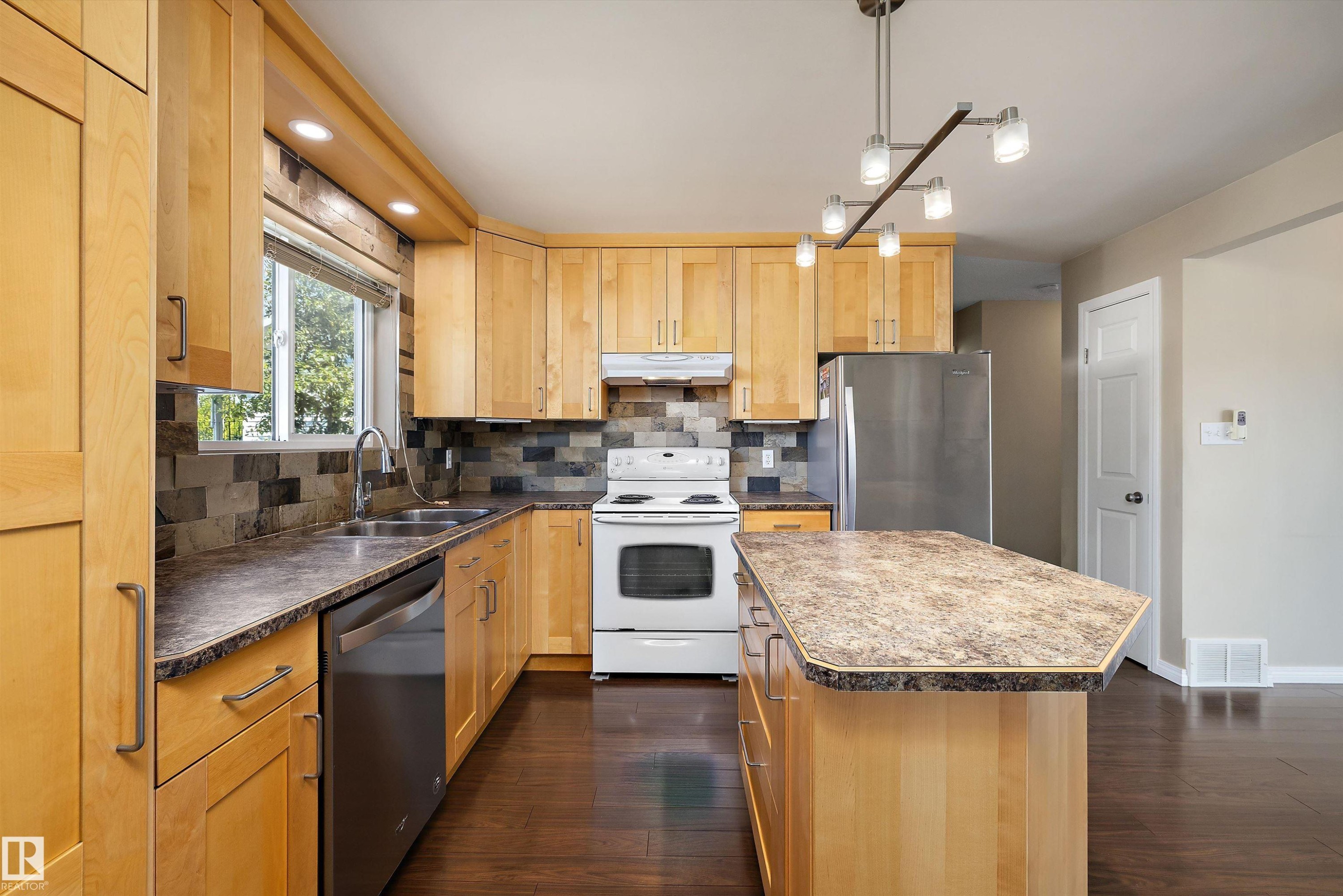 7540 152C Avenue Nw, Edmonton, AB - Indoor Photo Showing Kitchen With Double Sink