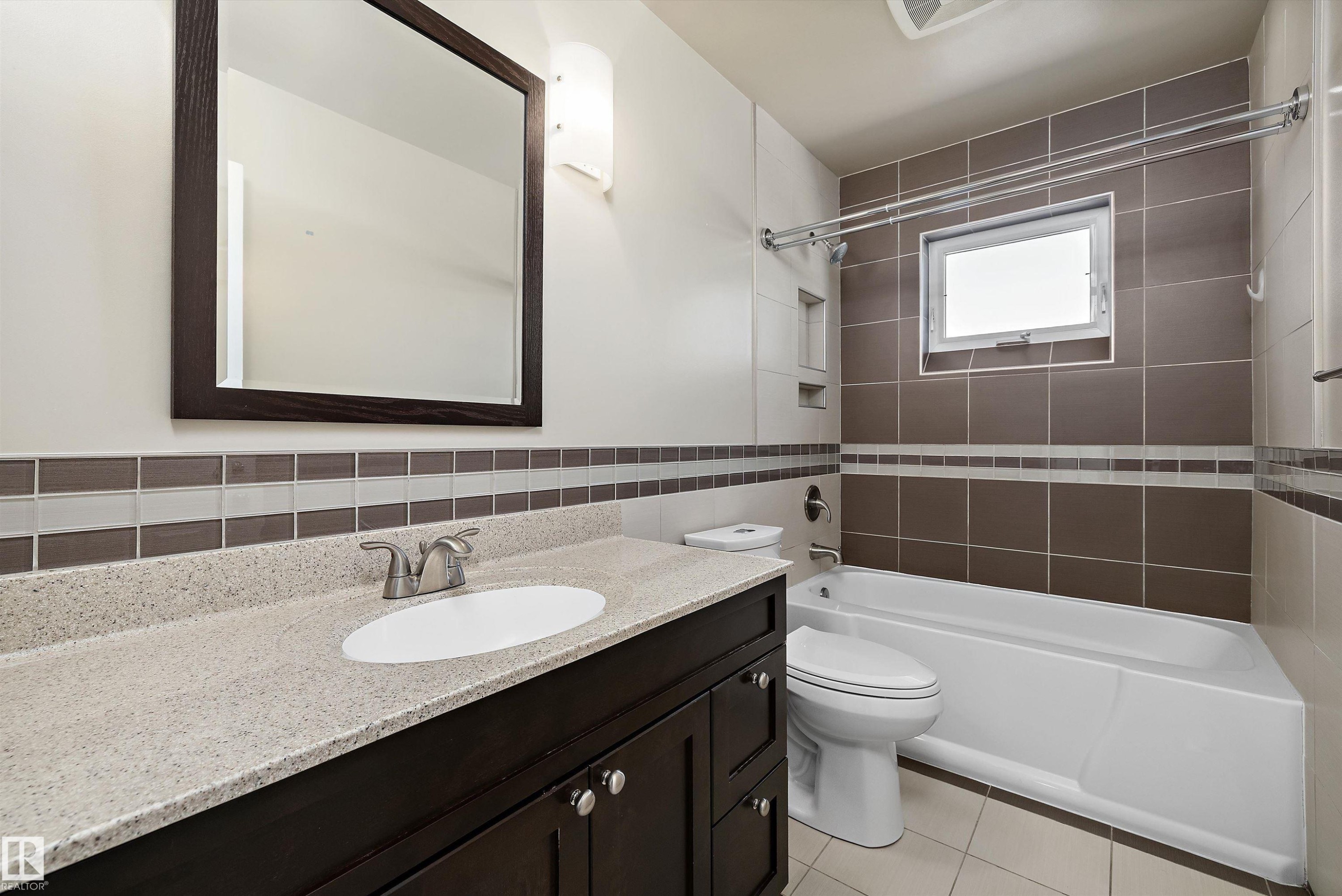 7540 152C Avenue Nw, Edmonton, AB - Indoor Photo Showing Bathroom