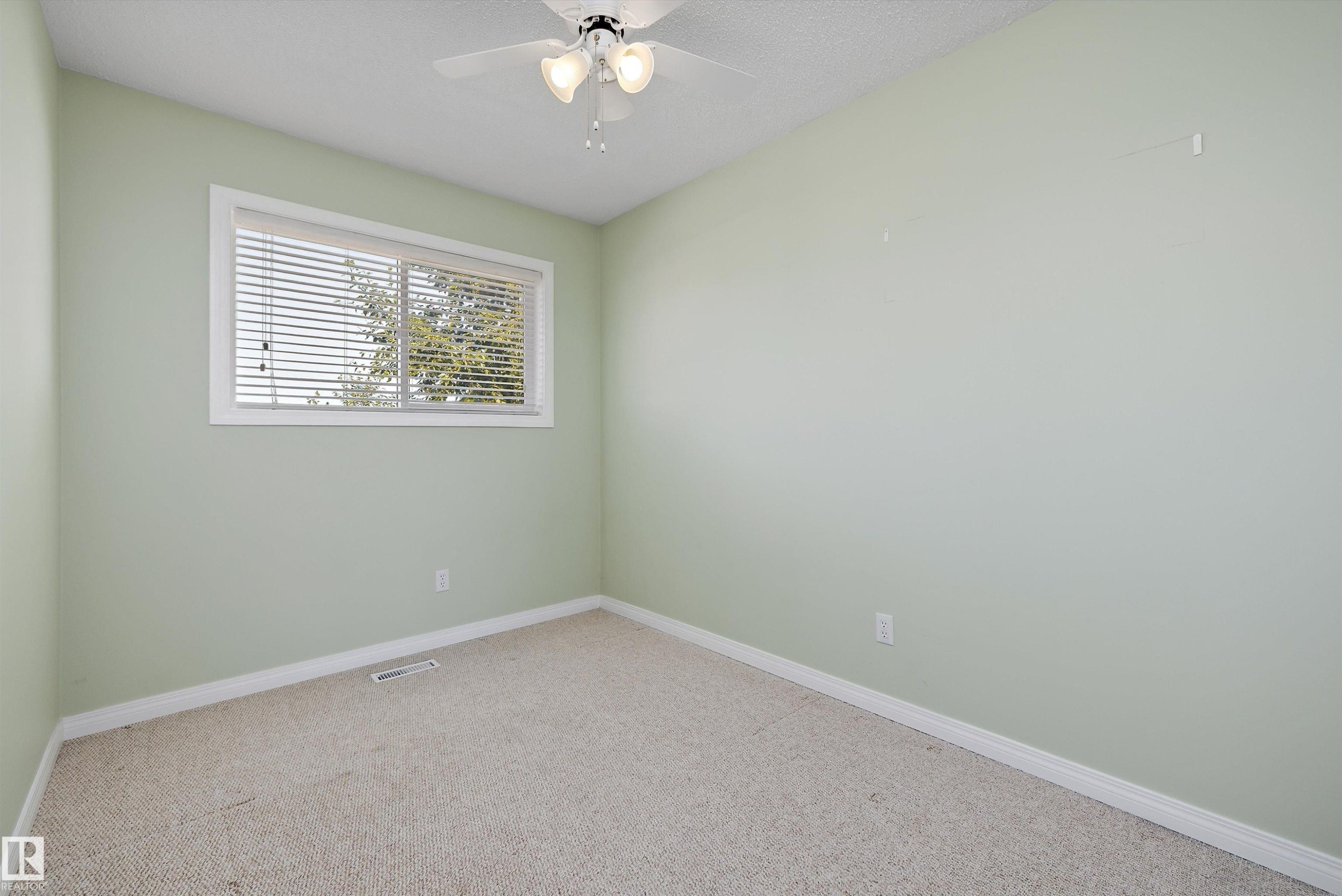 7540 152C Avenue Nw, Edmonton, AB - Indoor Photo Showing Other Room