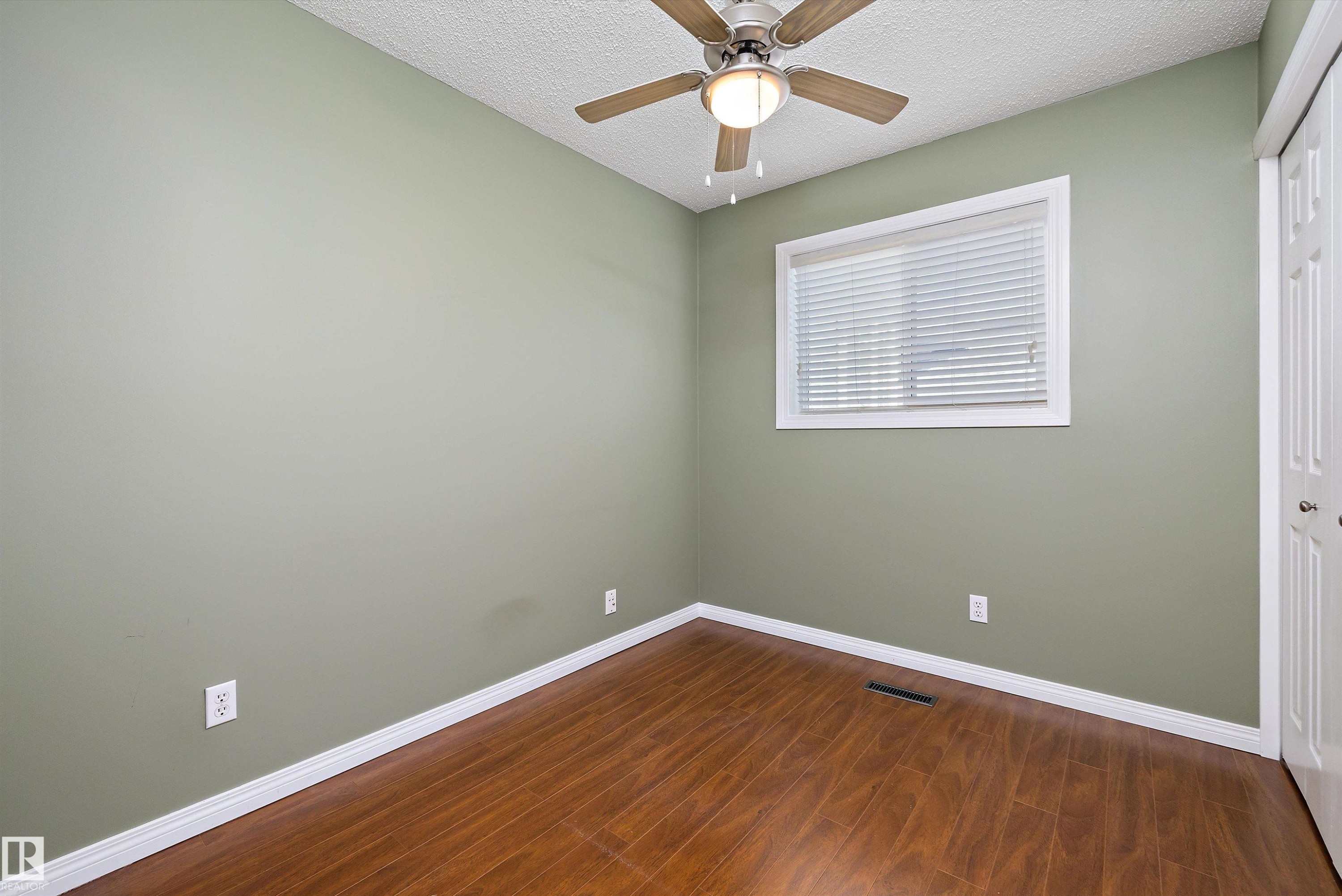 7540 152C Avenue Nw, Edmonton, AB - Indoor Photo Showing Other Room