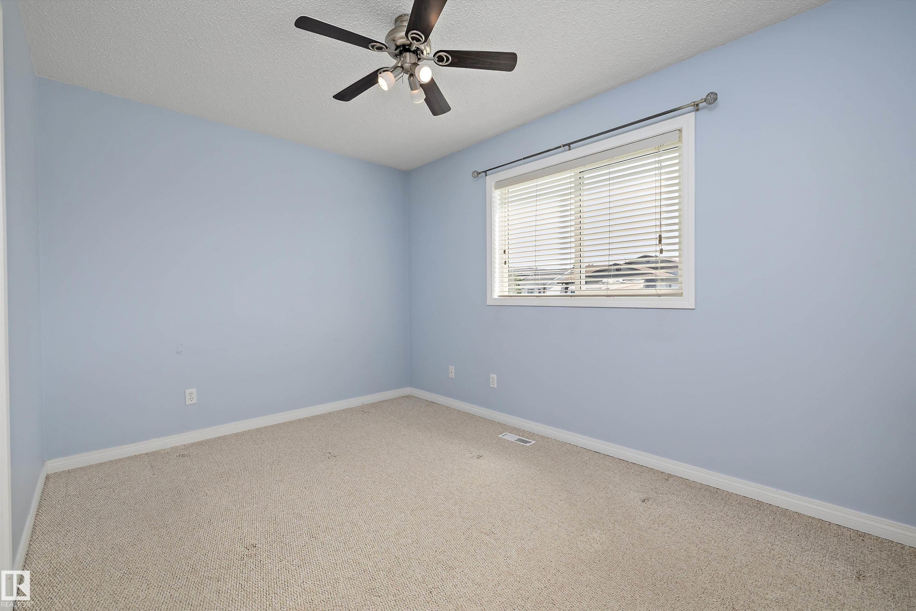 7540 152C Avenue Nw, Edmonton, AB - Indoor Photo Showing Other Room