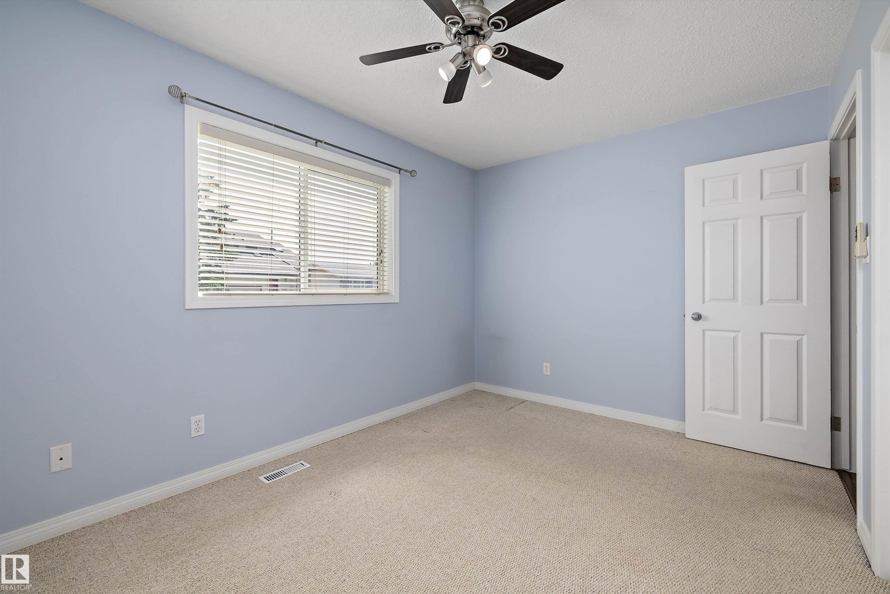 7540 152C Avenue Nw, Edmonton, AB - Indoor Photo Showing Other Room