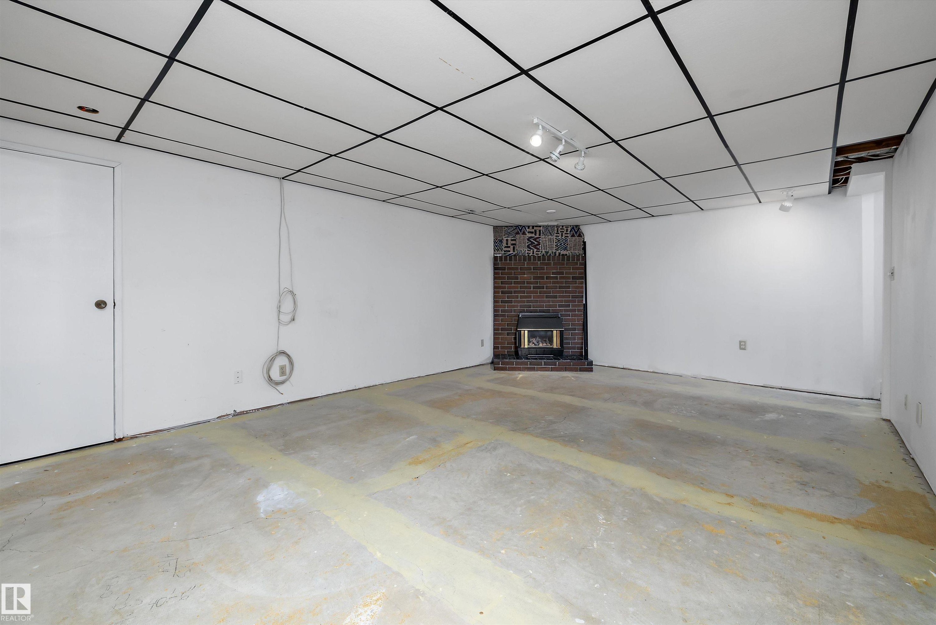 7540 152C Avenue Nw, Edmonton, AB - Indoor Photo Showing Garage