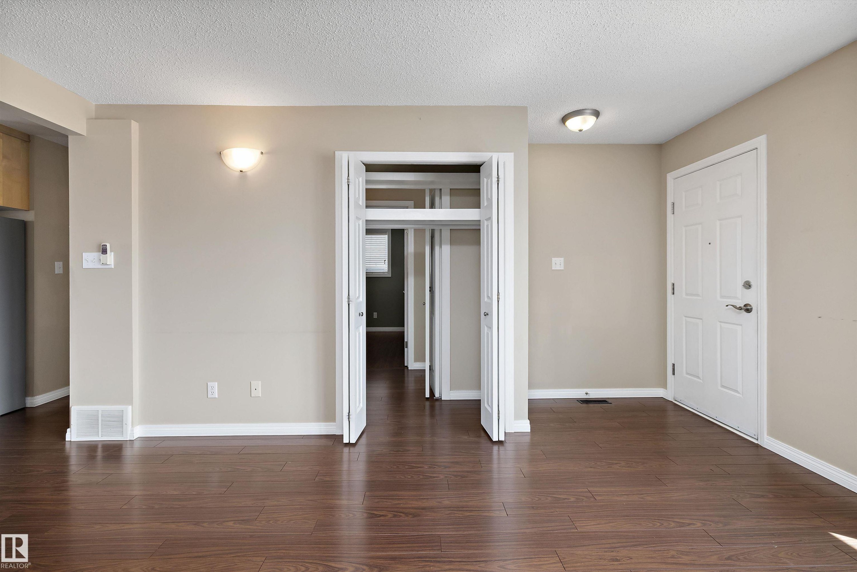 7540 152C Avenue Nw, Edmonton, AB - Indoor Photo Showing Other Room