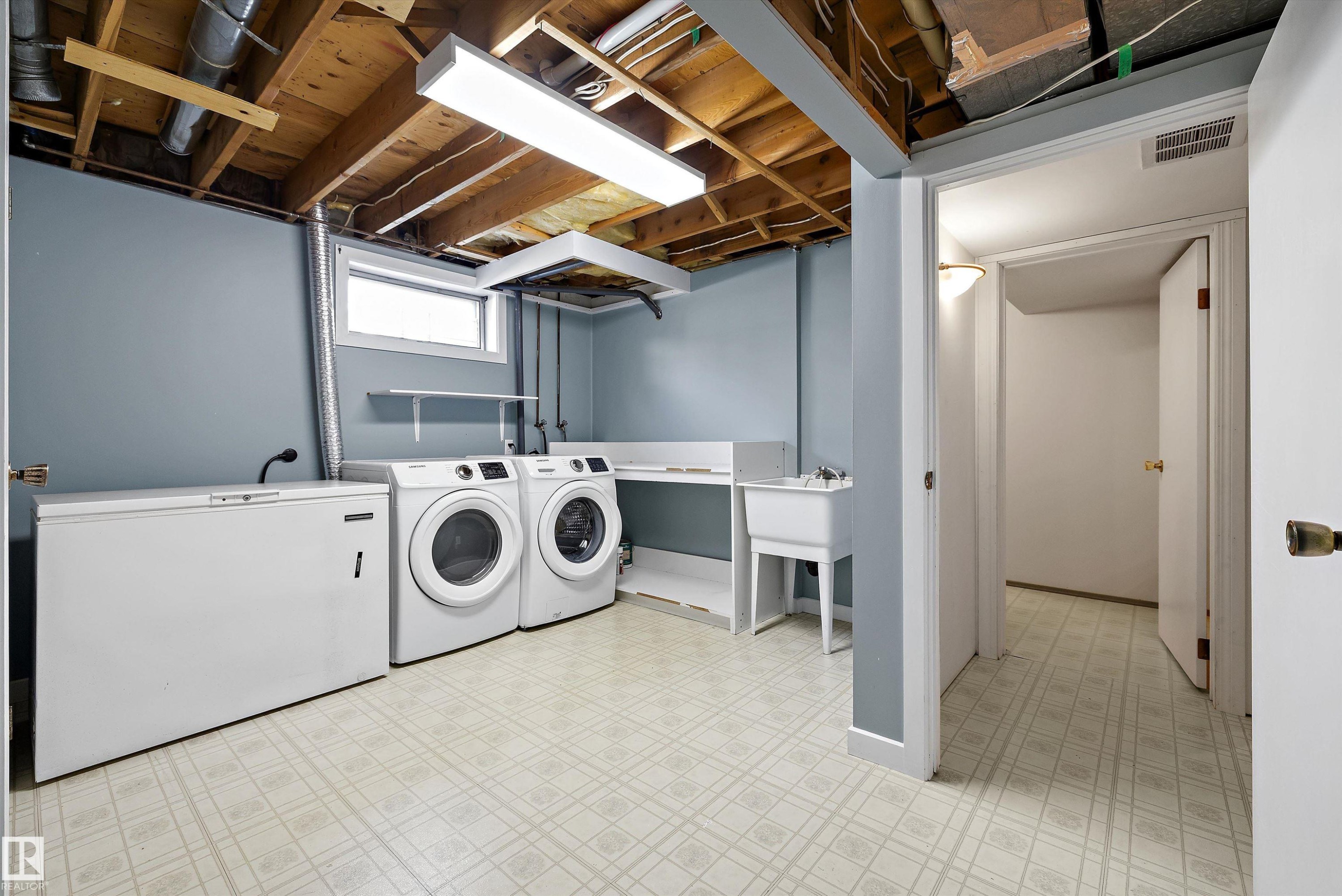 7540 152C Avenue Nw, Edmonton, AB - Indoor Photo Showing Laundry Room