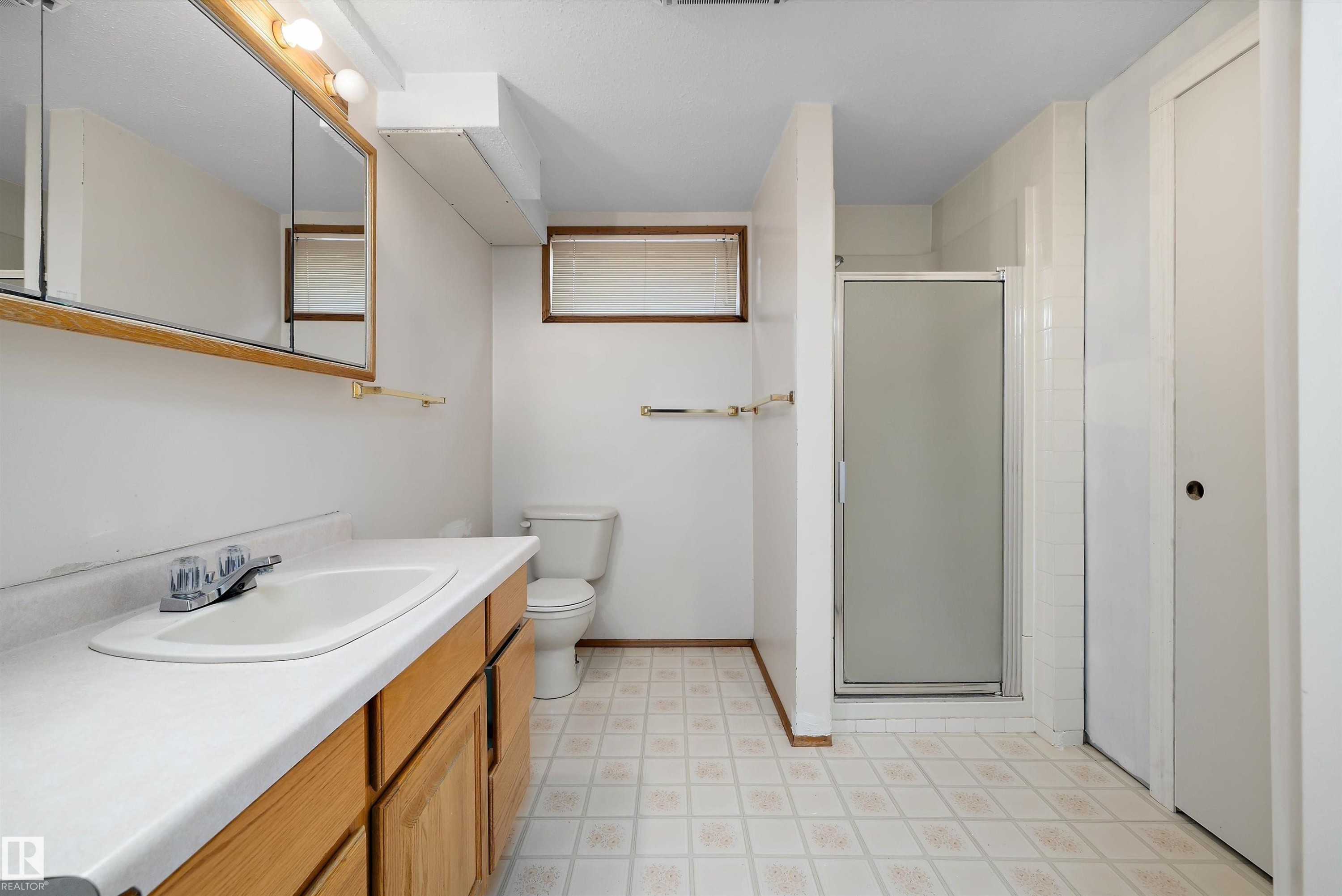 7540 152C Avenue Nw, Edmonton, AB - Indoor Photo Showing Bathroom