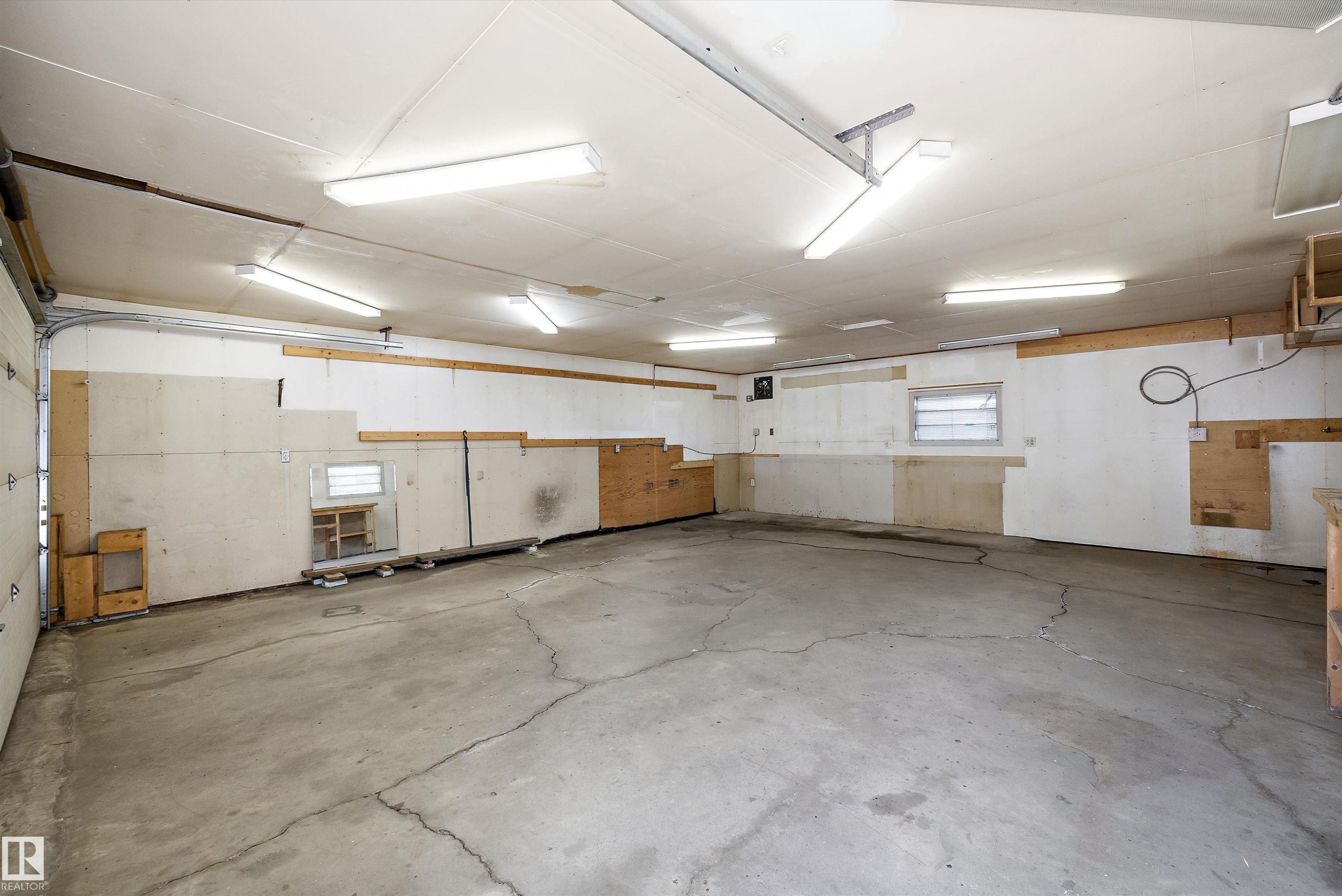 7540 152C Avenue Nw, Edmonton, AB - Indoor Photo Showing Garage