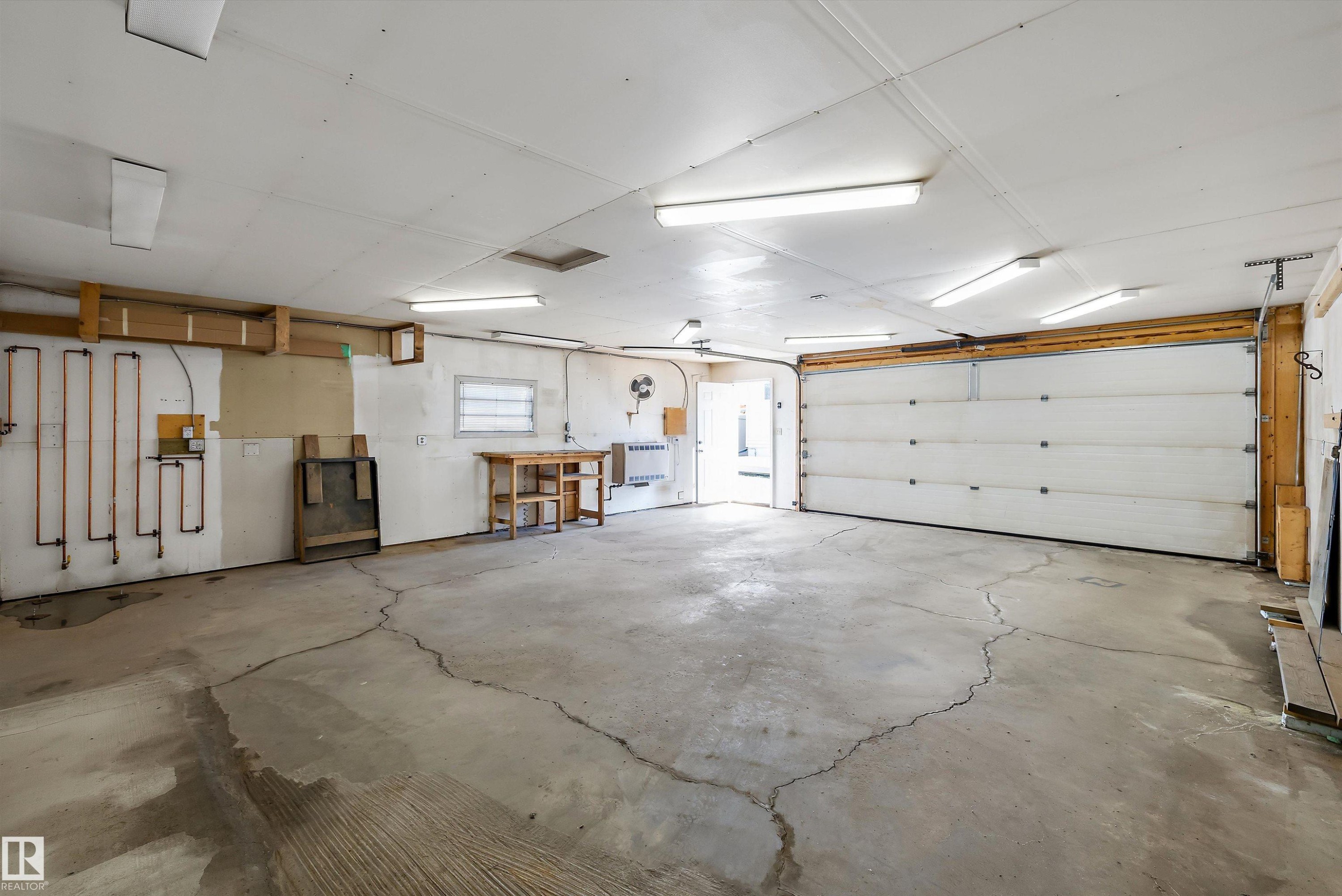 7540 152C Avenue Nw, Edmonton, AB - Indoor Photo Showing Garage