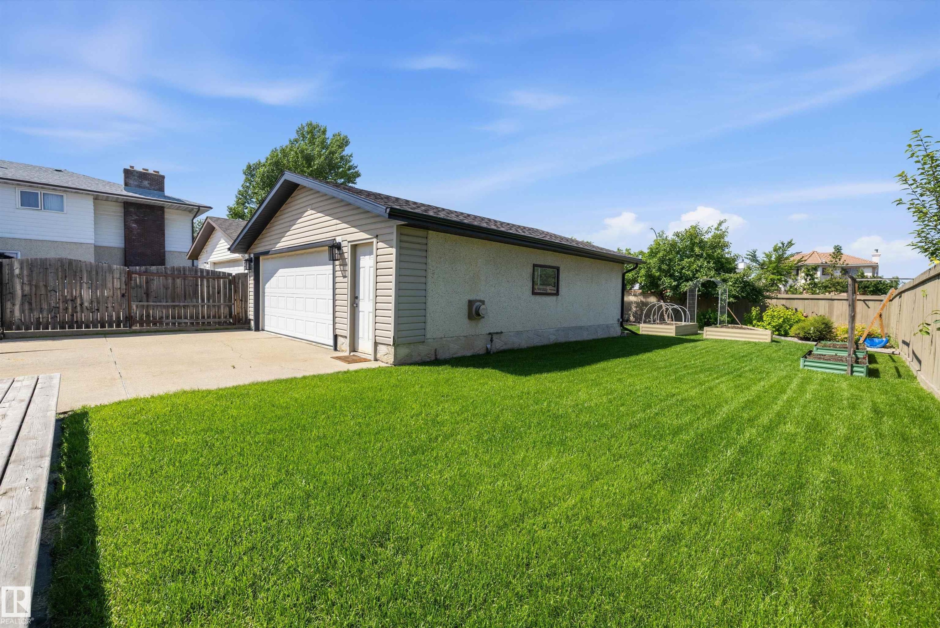 7540 152C Avenue Nw, Edmonton, AB - Outdoor