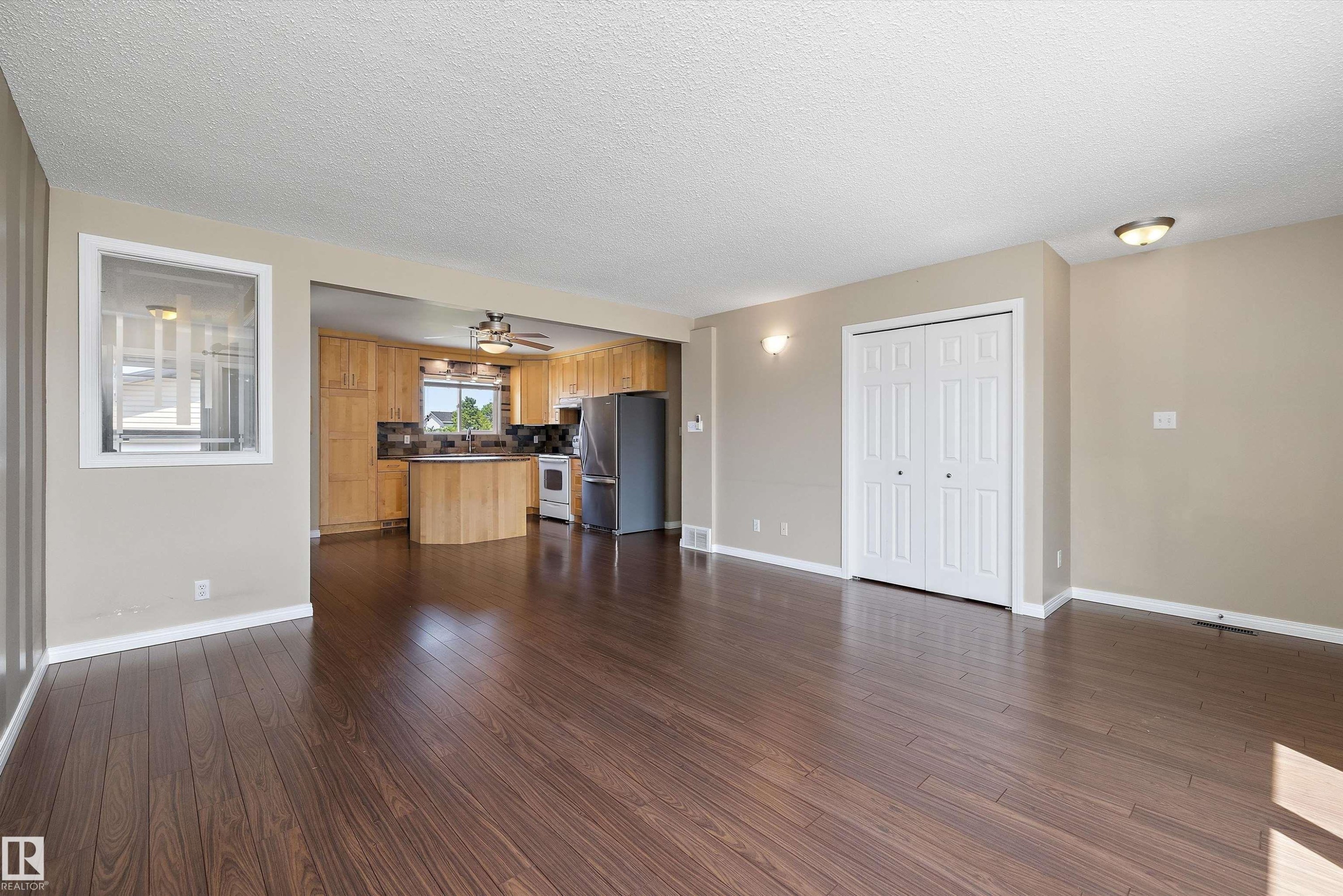 7540 152C Avenue Nw, Edmonton, AB - Indoor Photo Showing Living Room