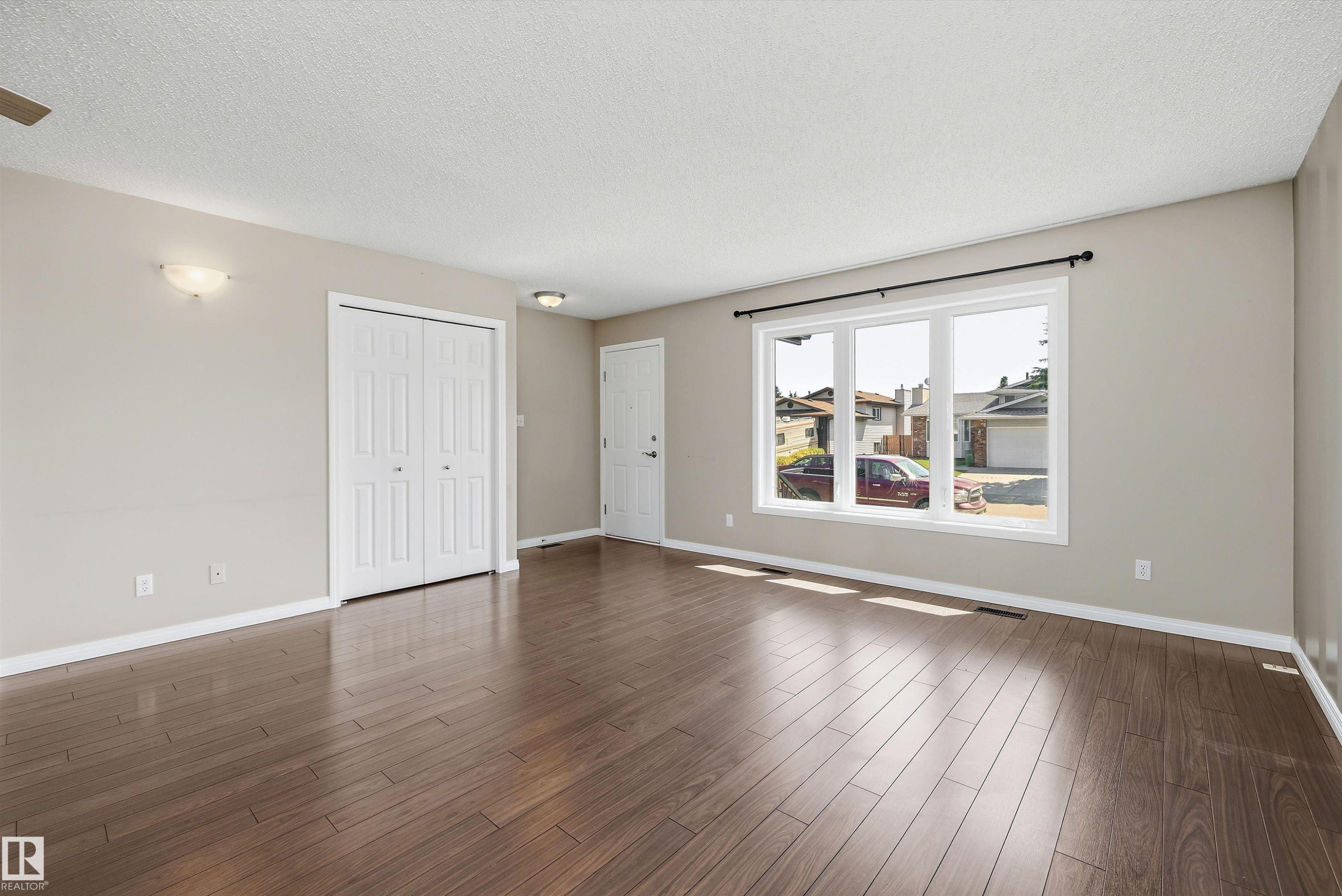 7540 152C Avenue Nw, Edmonton, AB - Indoor Photo Showing Living Room