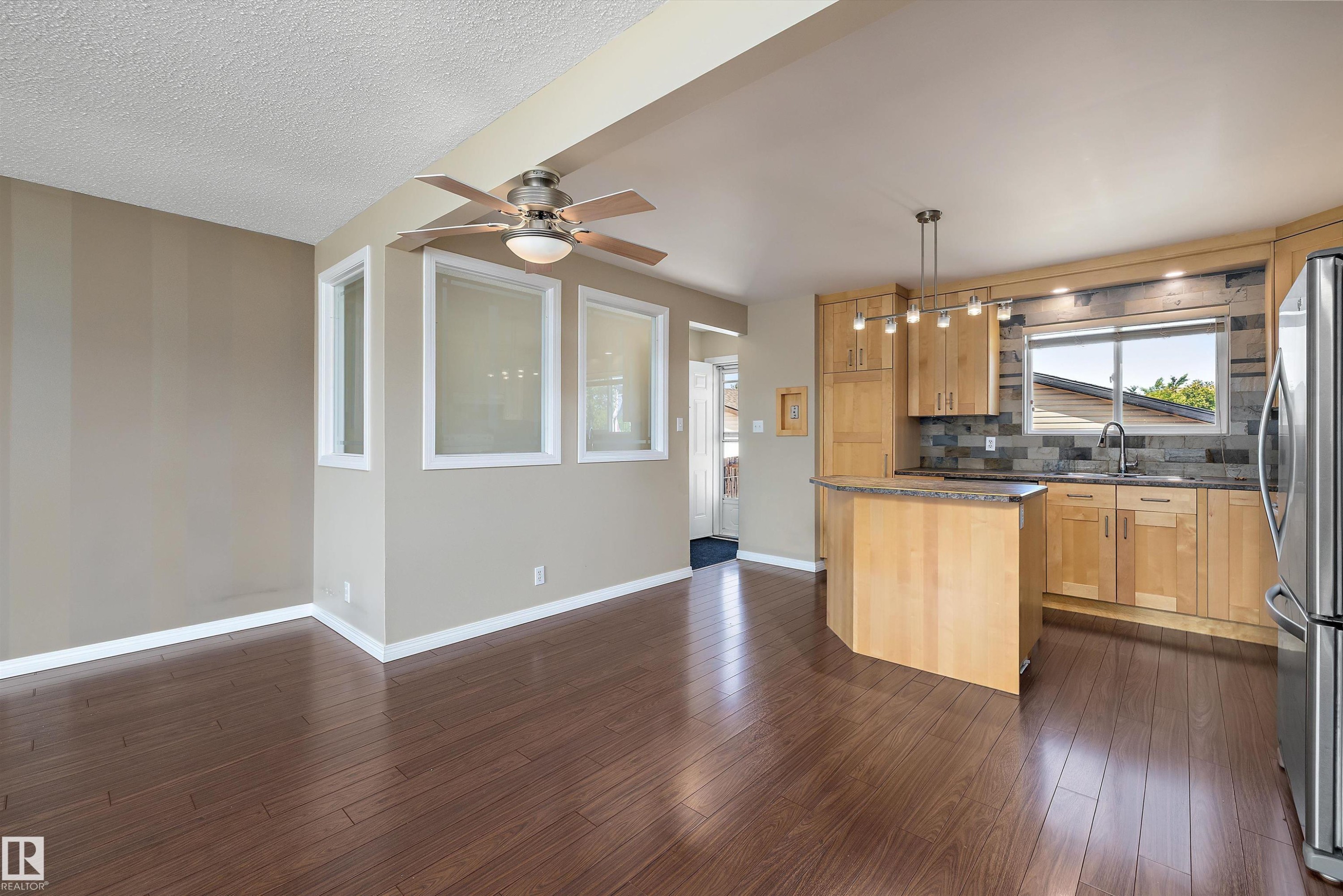 7540 152C Avenue Nw, Edmonton, AB - Indoor Photo Showing Kitchen