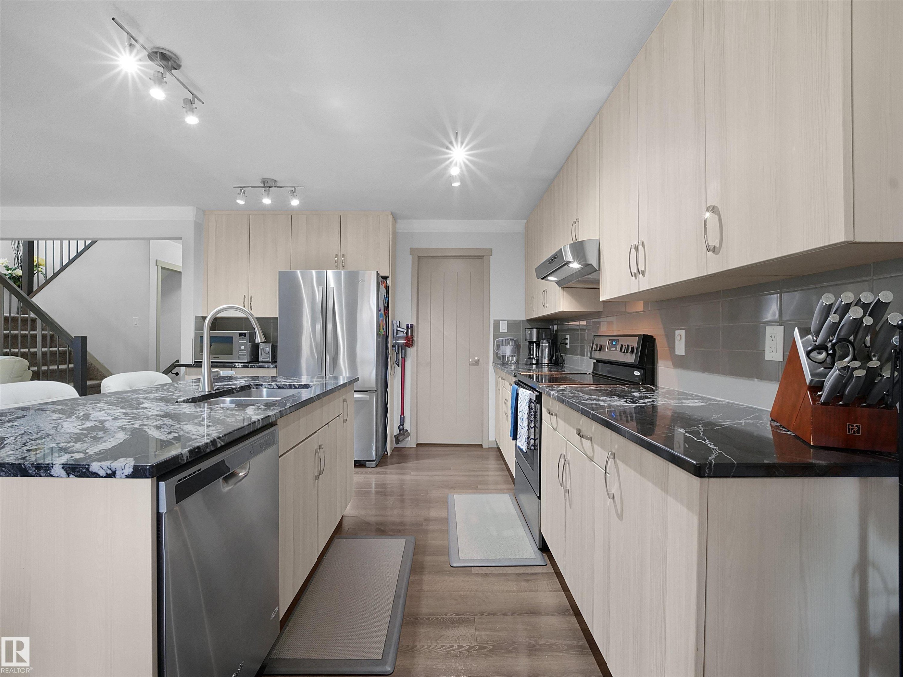 820 179 Street Sw, Edmonton, AB - Indoor Photo Showing Kitchen With Double Sink