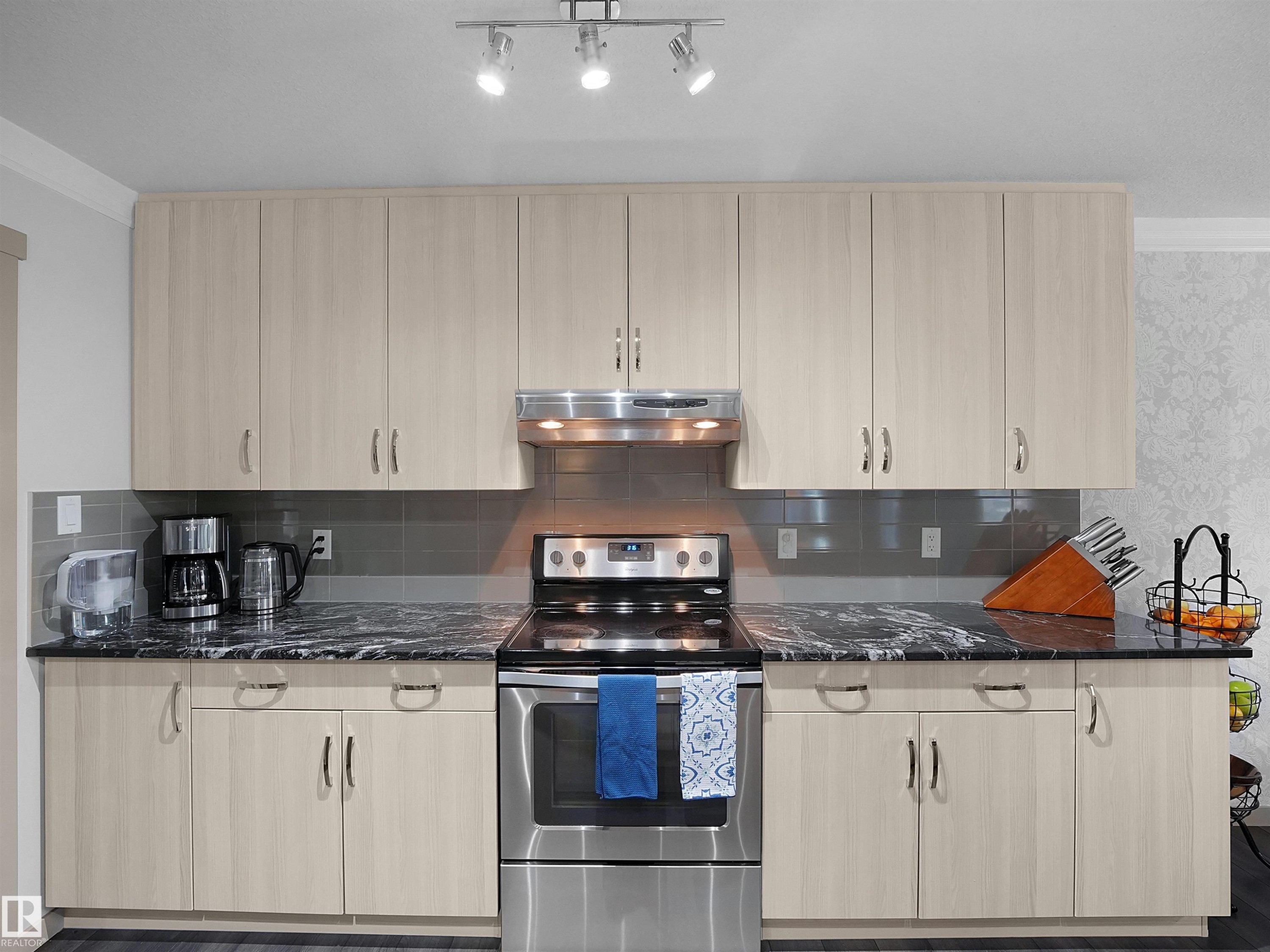 820 179 Street Sw, Edmonton, AB - Indoor Photo Showing Kitchen