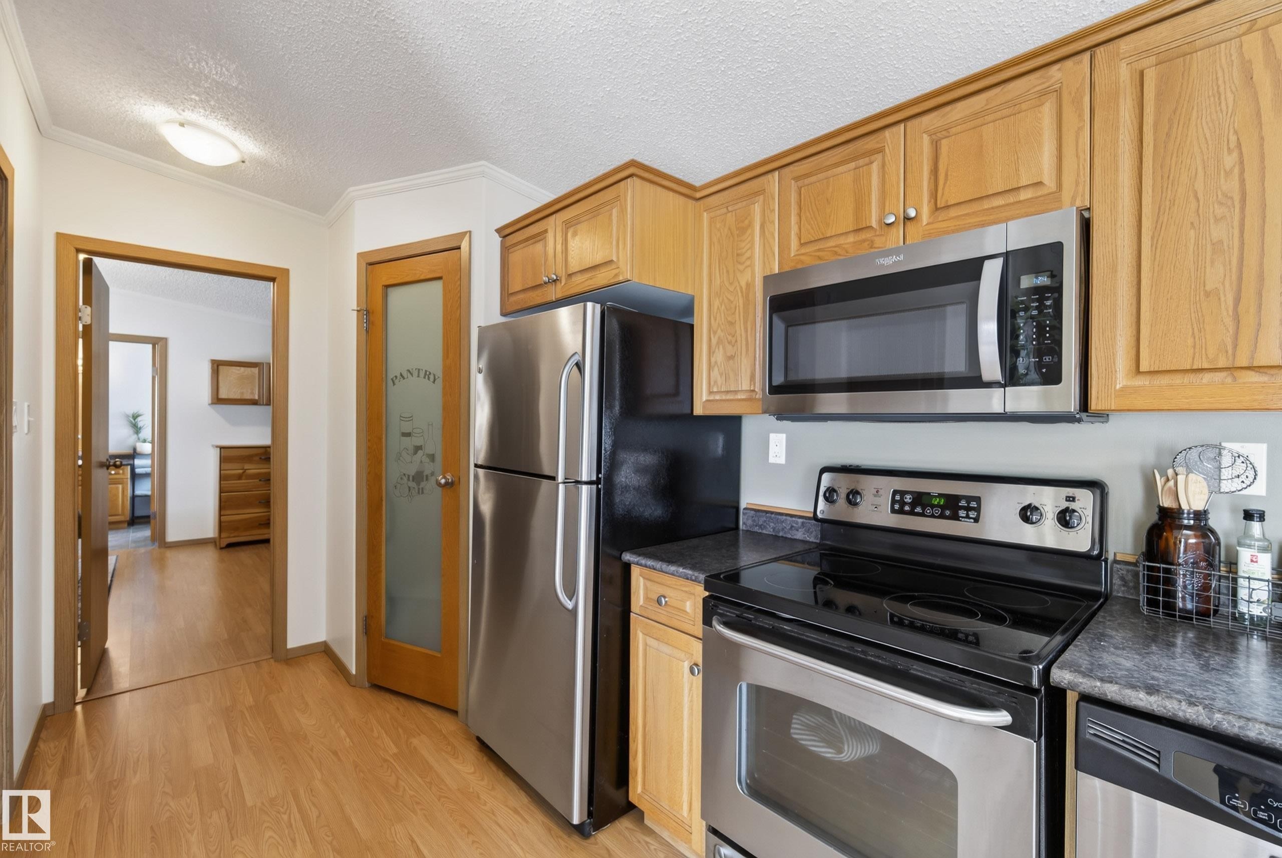 547 Evergreen Park Northwest, Edmonton, AB - Indoor Photo Showing Kitchen