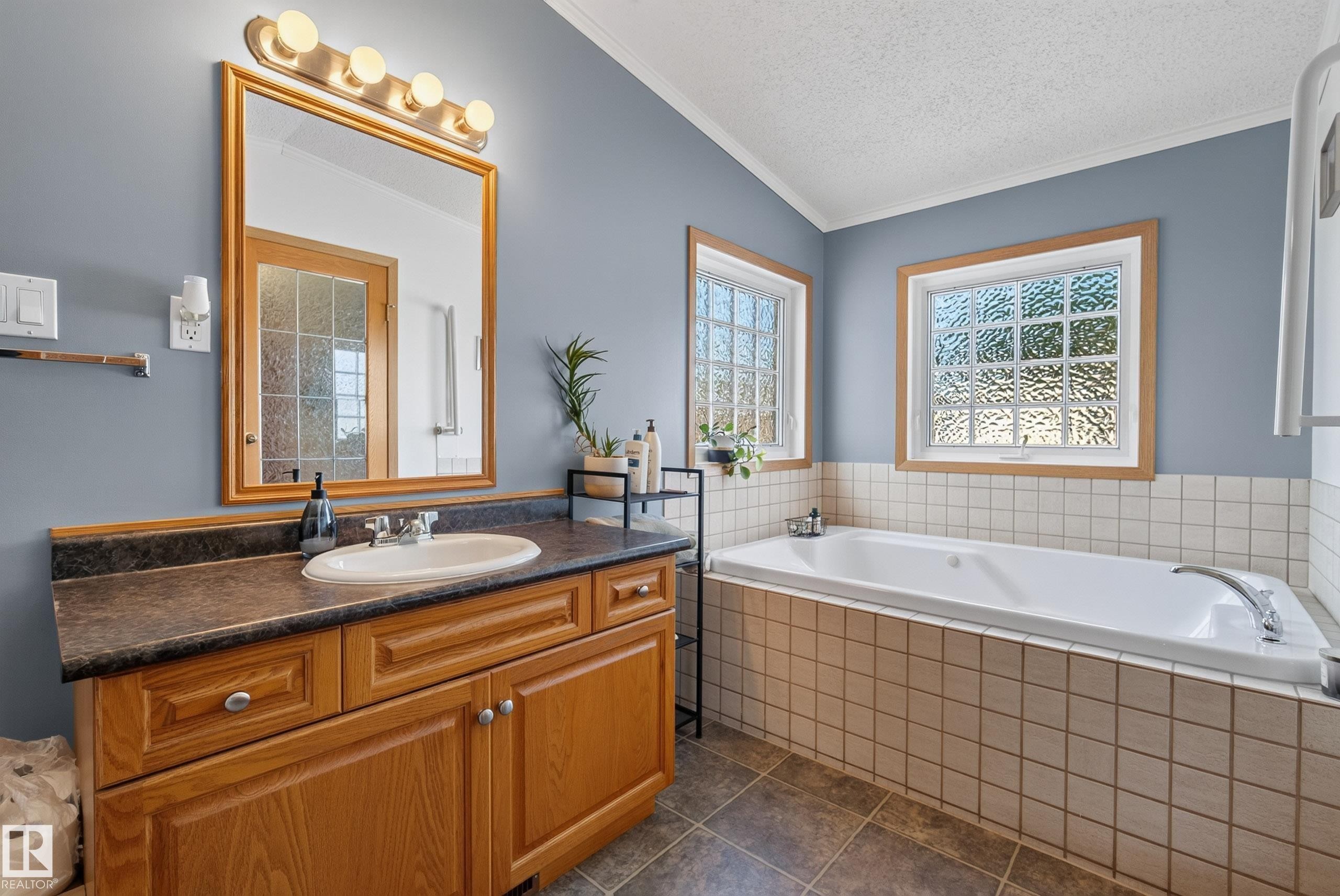 547 Evergreen Park Northwest, Edmonton, AB - Indoor Photo Showing Bathroom