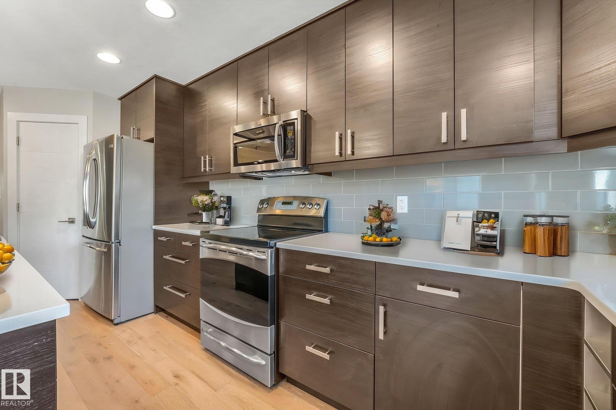 10433 70 Avenue Nw, Edmonton, AB - Indoor Photo Showing Kitchen With Upgraded Kitchen
