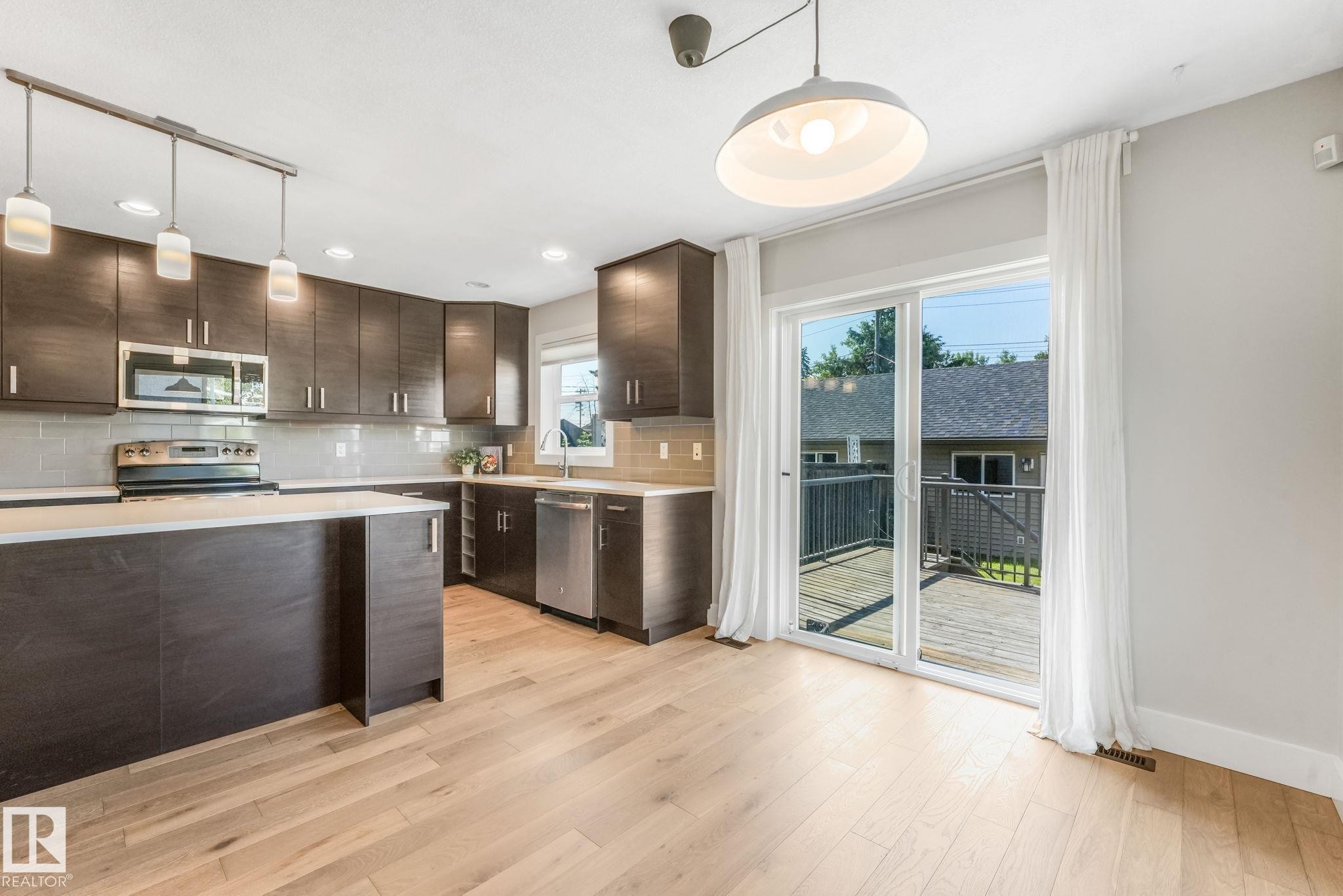 10433 70 Avenue Nw, Edmonton, AB - Indoor Photo Showing Kitchen With Upgraded Kitchen