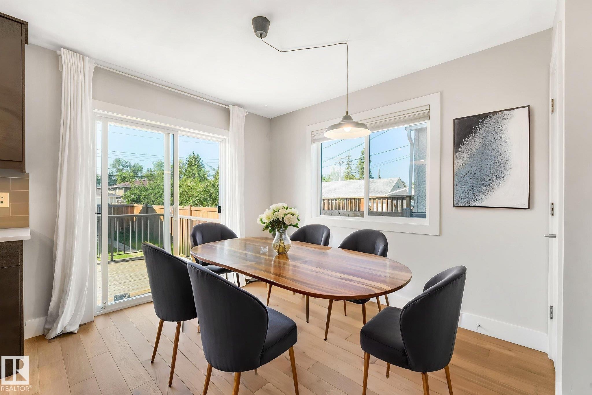10433 70 Avenue Nw, Edmonton, AB - Indoor Photo Showing Dining Room