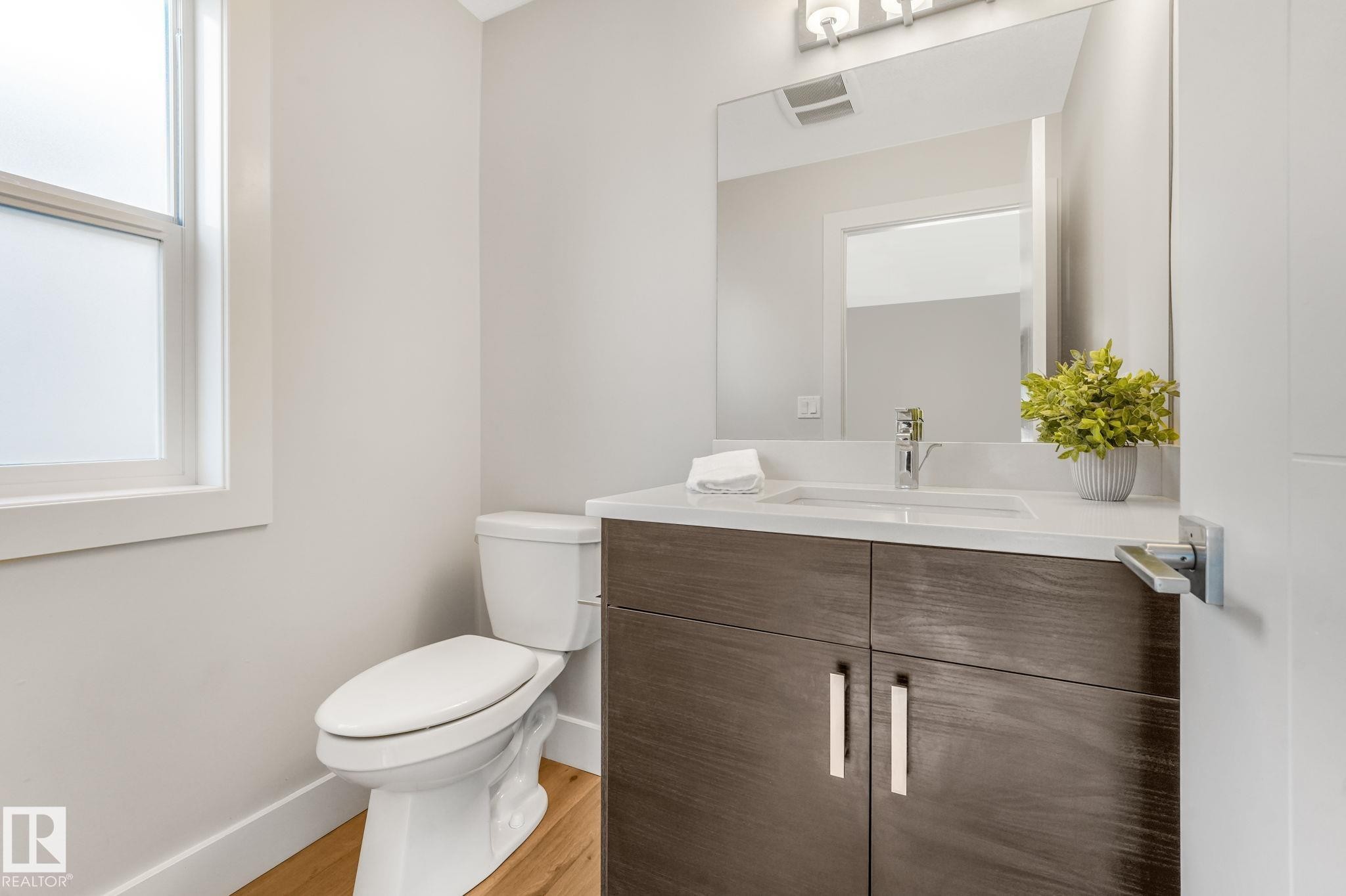 10433 70 Avenue Nw, Edmonton, AB - Indoor Photo Showing Bathroom
