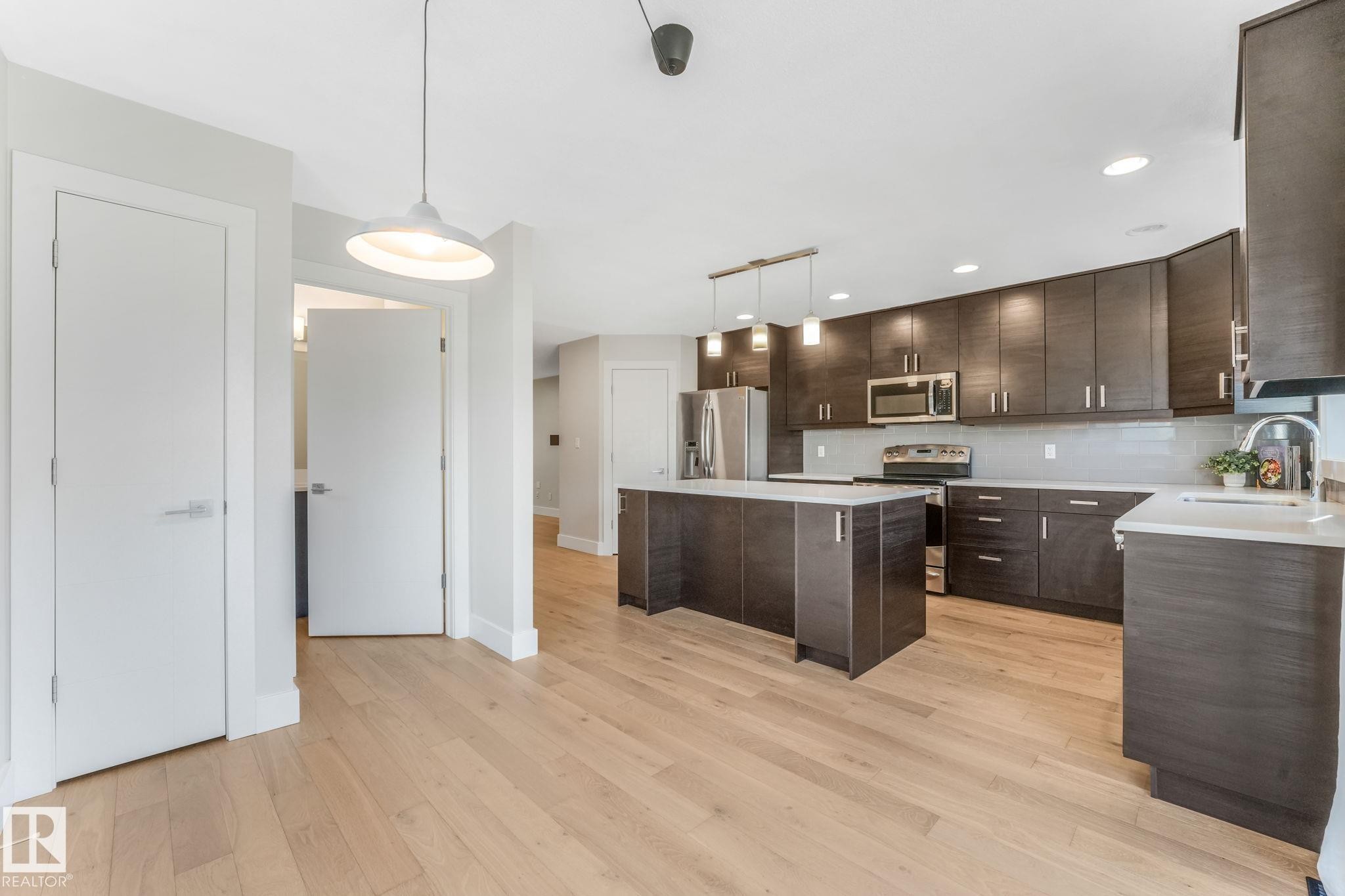 10433 70 Avenue Nw, Edmonton, AB - Indoor Photo Showing Kitchen With Upgraded Kitchen