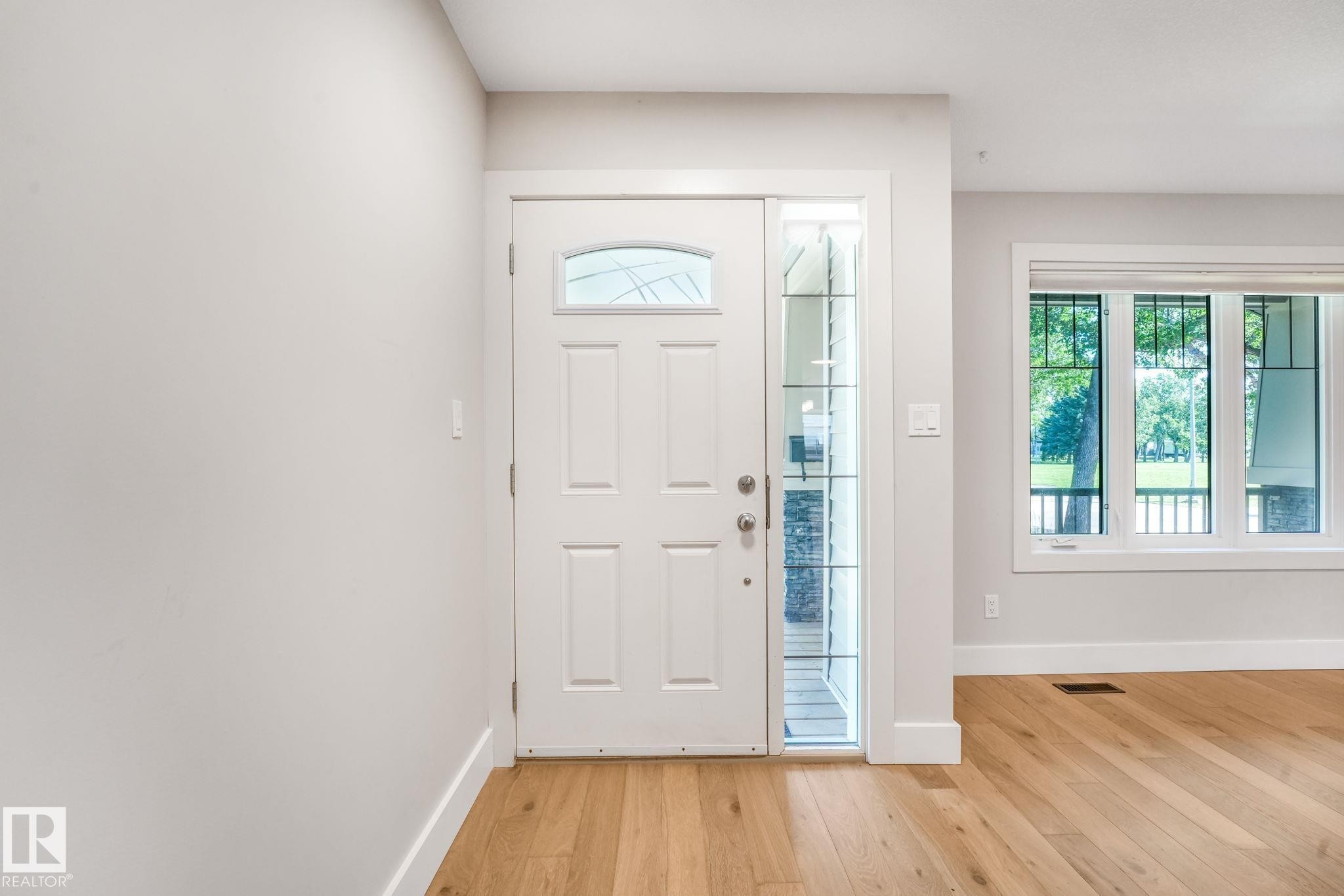 10433 70 Avenue Nw, Edmonton, AB - Indoor Photo Showing Other Room