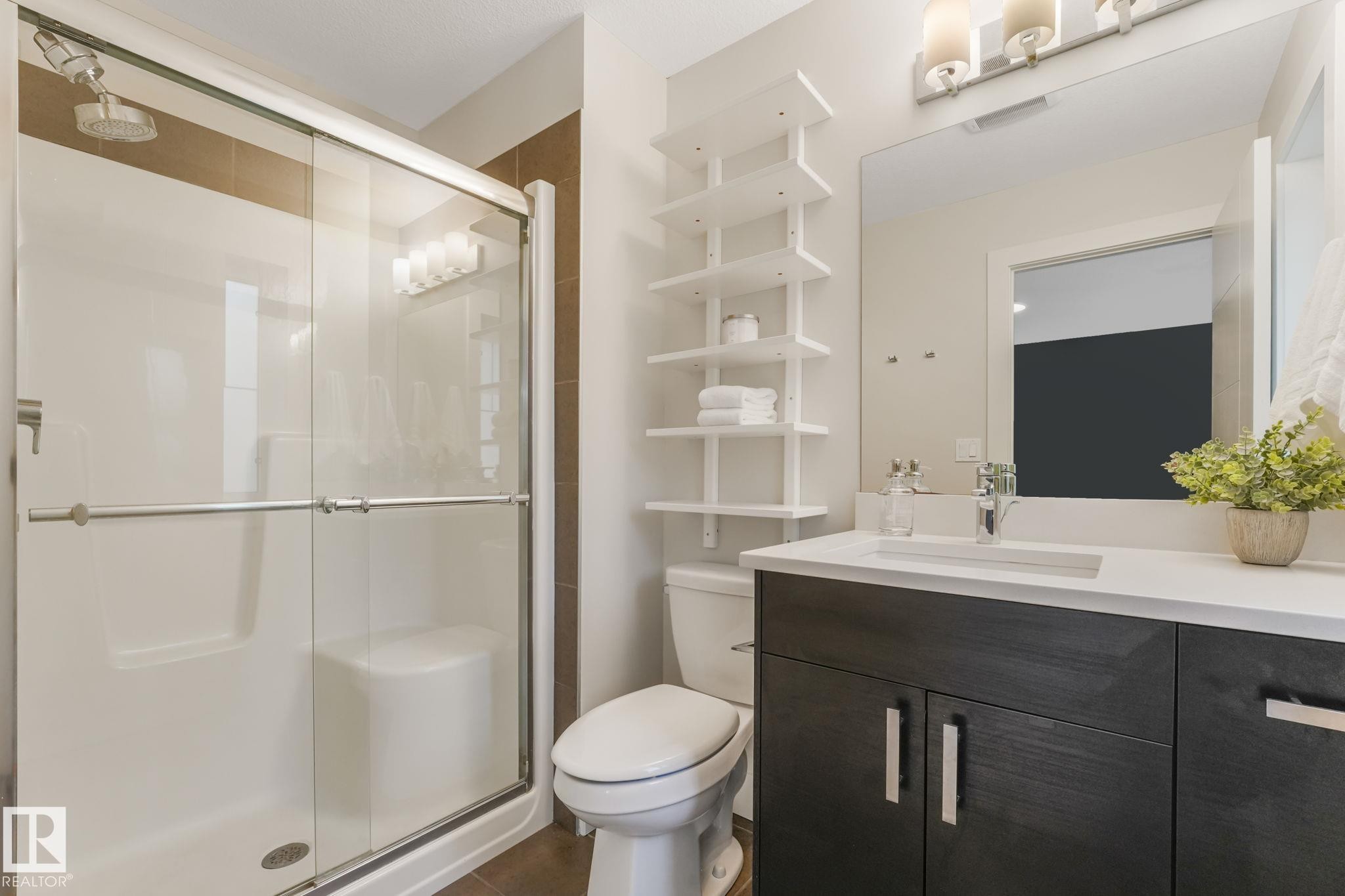 10433 70 Avenue Nw, Edmonton, AB - Indoor Photo Showing Bathroom