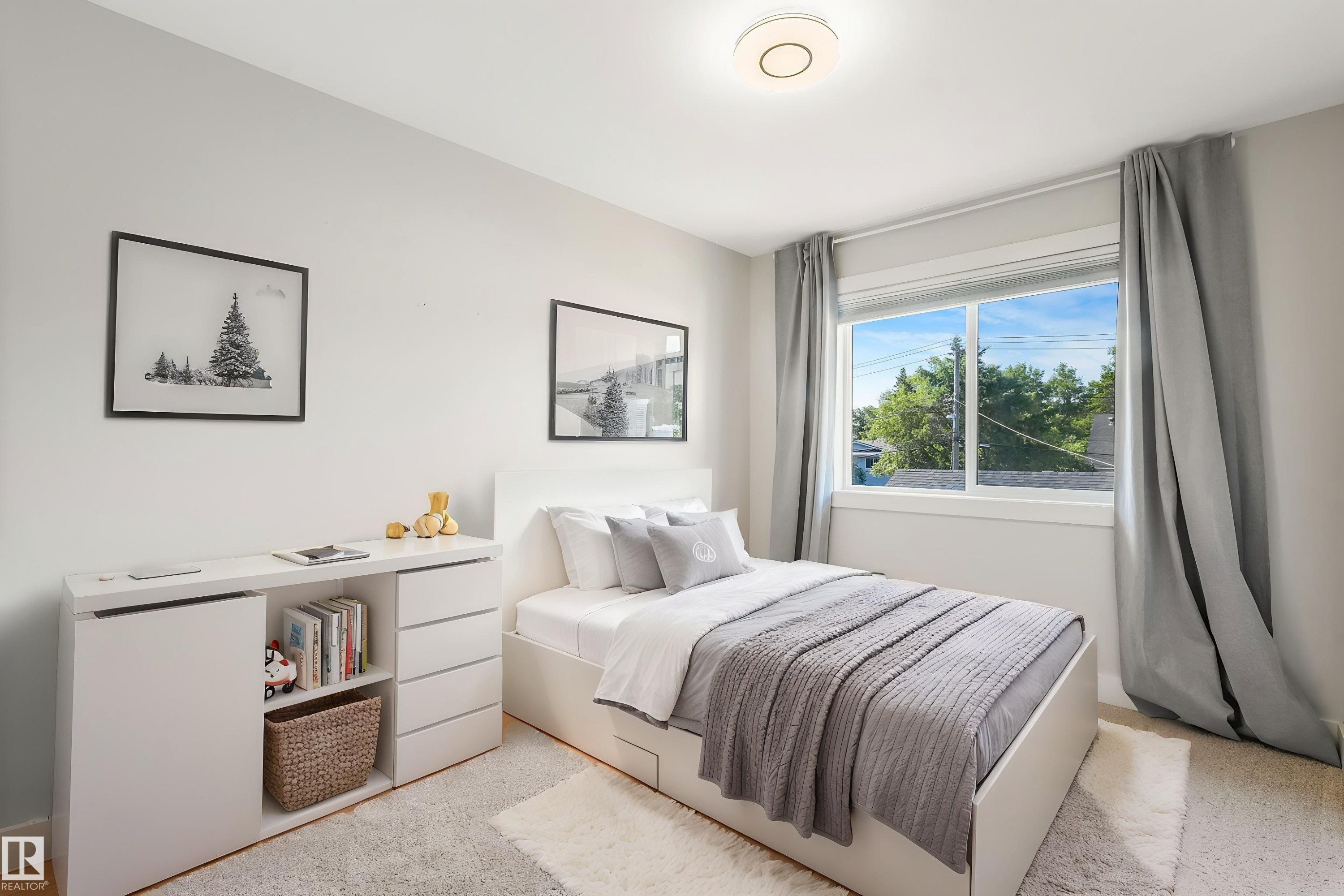 10433 70 Avenue Nw, Edmonton, AB - Indoor Photo Showing Bedroom