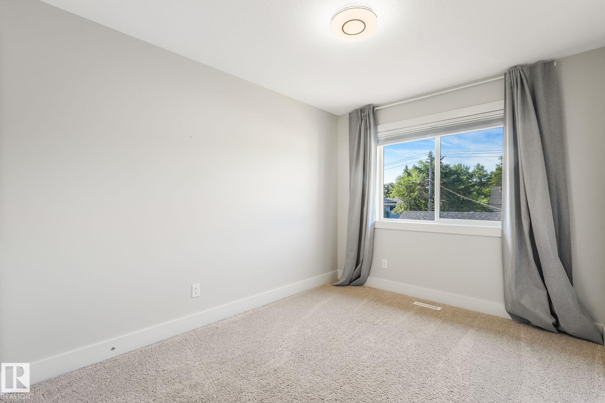 10433 70 Avenue Nw, Edmonton, AB - Indoor