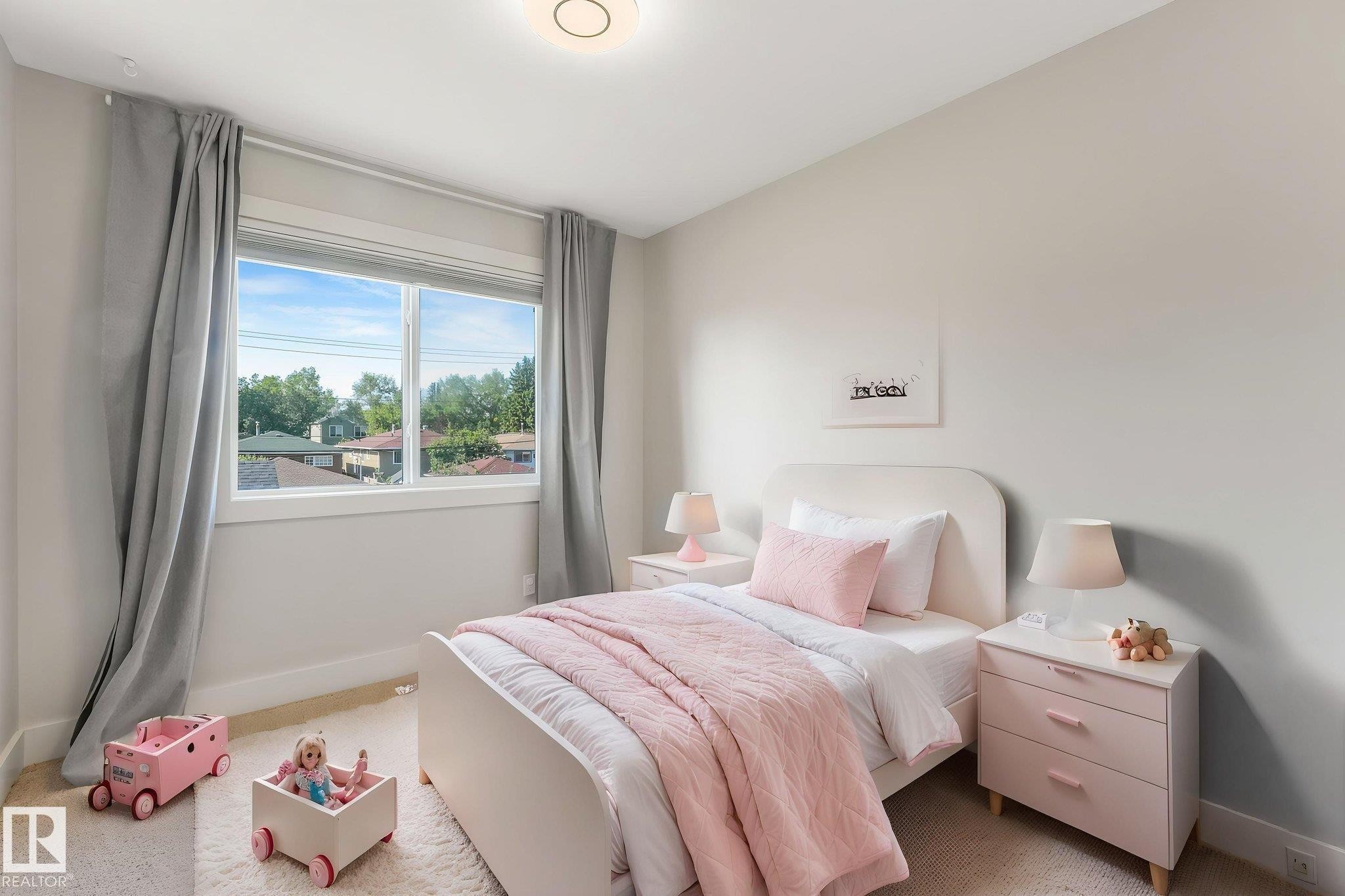 10433 70 Avenue Nw, Edmonton, AB - Indoor Photo Showing Bedroom