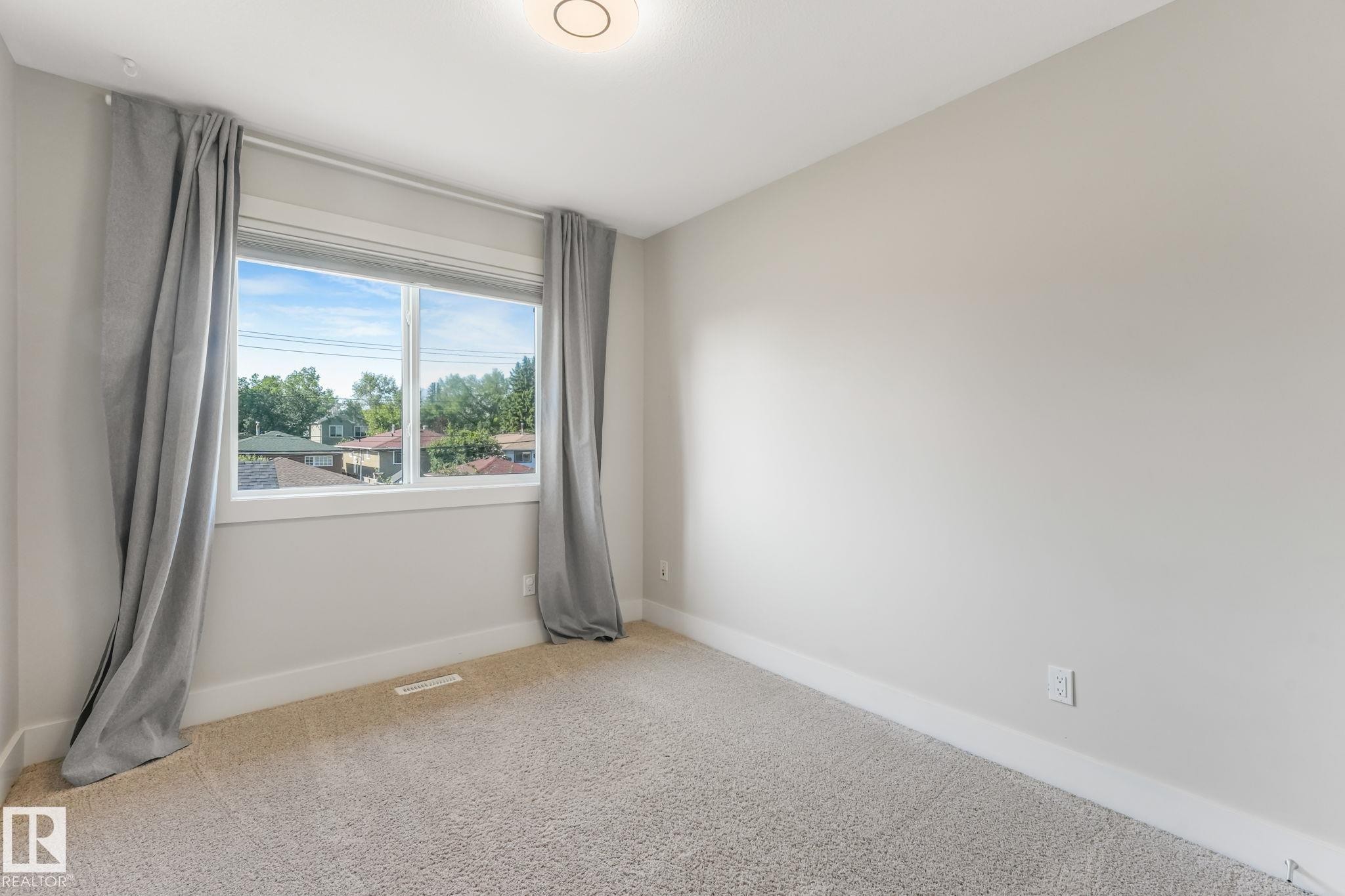 10433 70 Avenue Nw, Edmonton, AB - Indoor Photo Showing Other Room