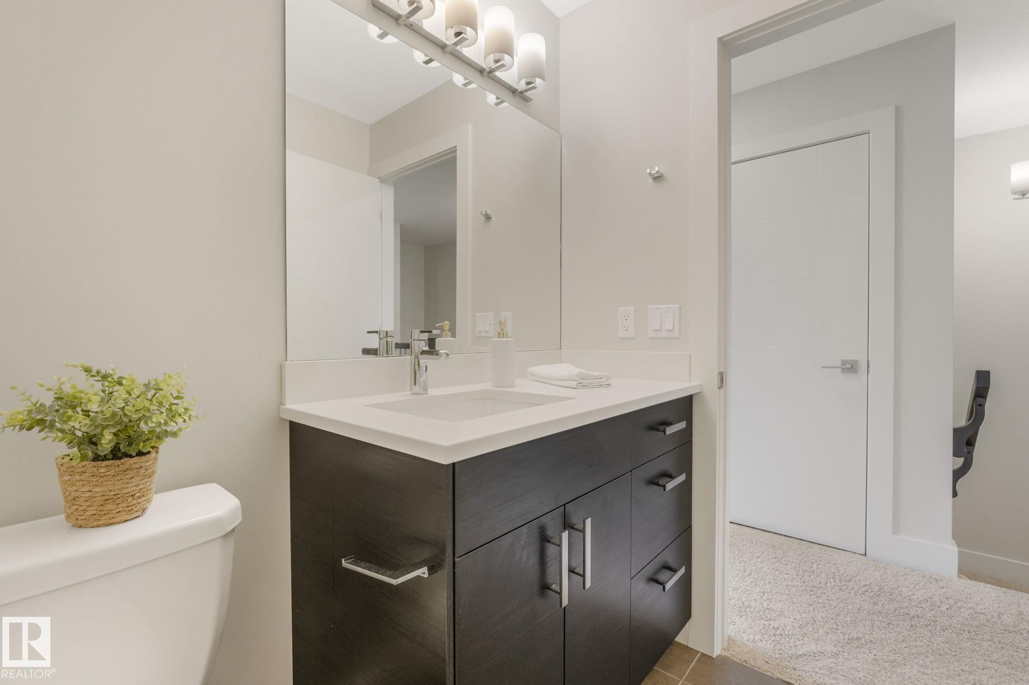 10433 70 Avenue Nw, Edmonton, AB - Indoor Photo Showing Bathroom