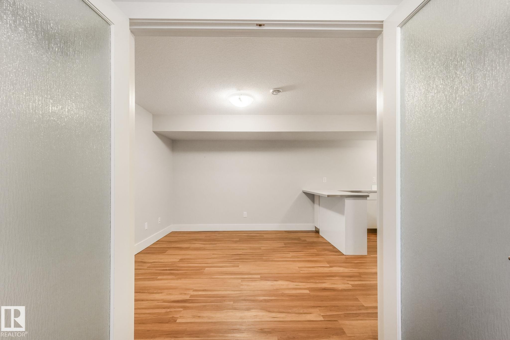 10433 70 Avenue Nw, Edmonton, AB - Indoor