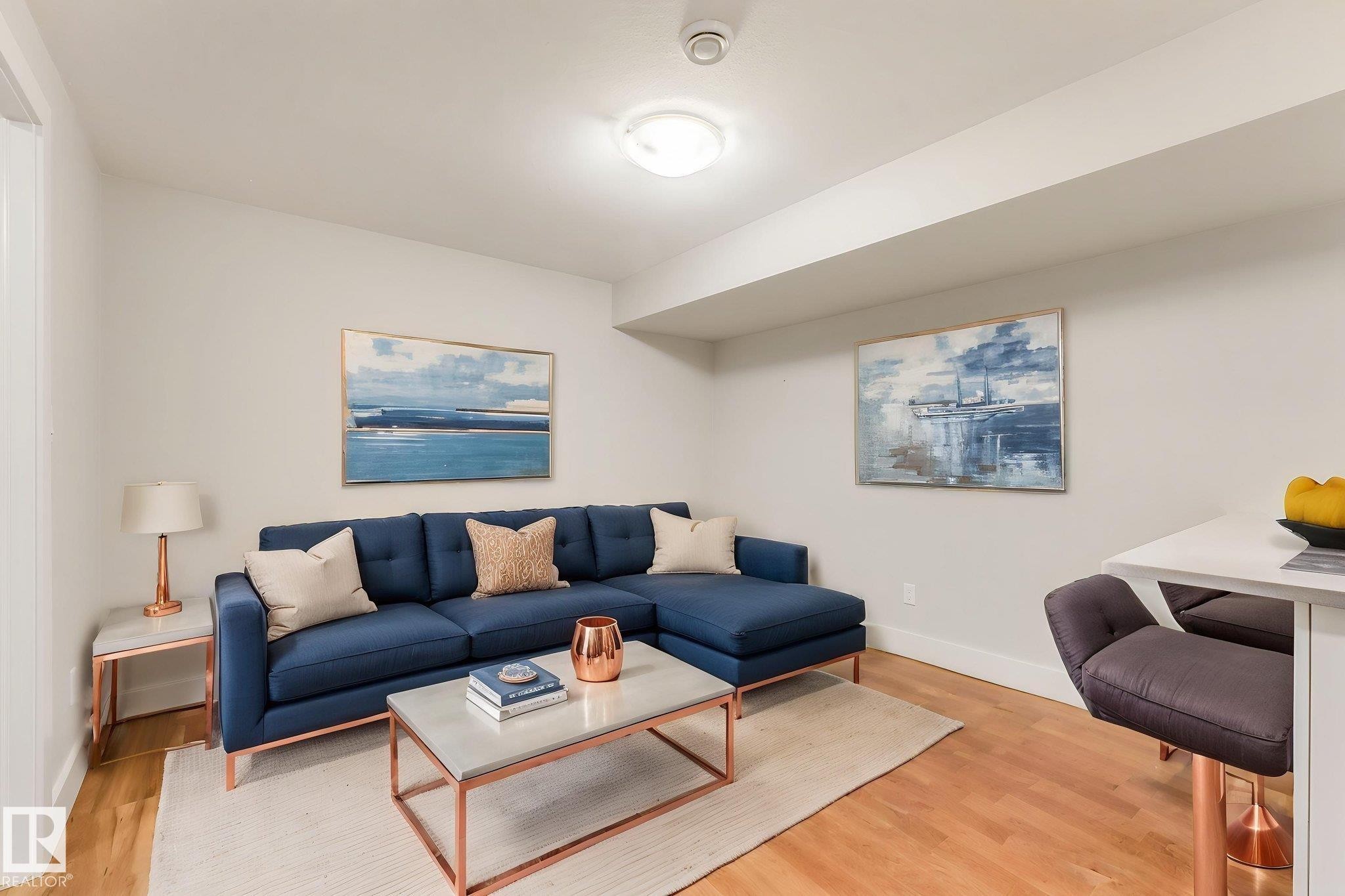 10433 70 Avenue Nw, Edmonton, AB - Indoor Photo Showing Living Room